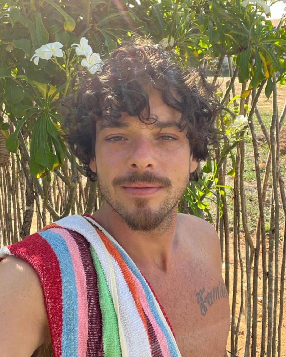 Giovanna Ewbankのインスタグラム：「Ele é o predileto da família! ❤️ Mesmo sendo esse geminiano nato, tão difícil de entender, ele é sem dúvidas o que tem o maior coração da família! Generoso, amoroso, família, inteligente, artista, lindo, paz e amor, ama os animais, a natureza, correto, o amigo e tio que todos amam…e ele não é qualquer tio, ele é o Xiu Luca! Kkkkkkkk…E eu tenho a honra de ter vindo ao mundo como irmã mais velha desse cara, que me mata de orgulho por ser tão do bem e que me faz ser todos os dias melhor também! TE AMO LUCA!  PARABÉNS!!! Todas as coisas mais lindas desse mundo pra você! E volta logo pra gente ficar na casa da mamãe e do papai sem fazer absolutamente NADA!!! Kkkkk @baldacconi ❤️」