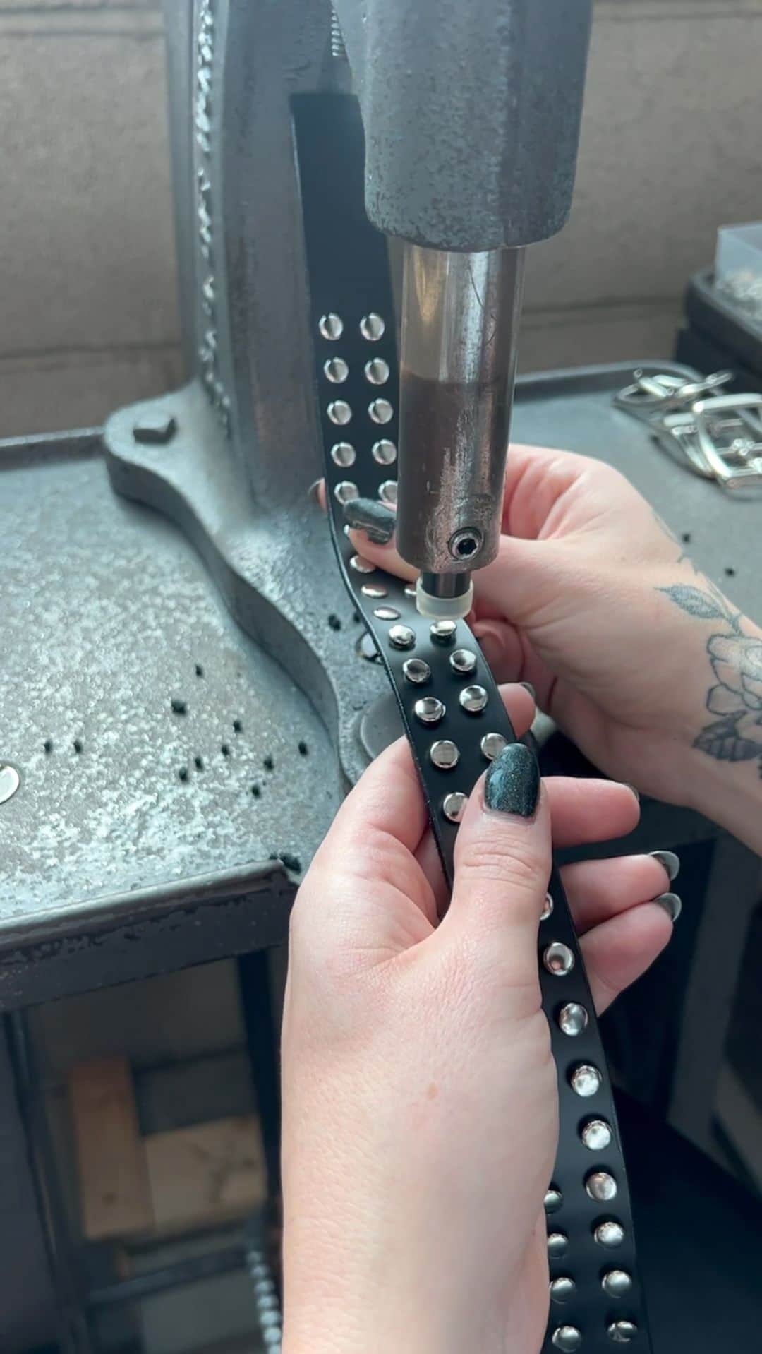 ZANA BAYNEのインスタグラム：「Rivet press ASMR making our Rita Corset ⛓️」