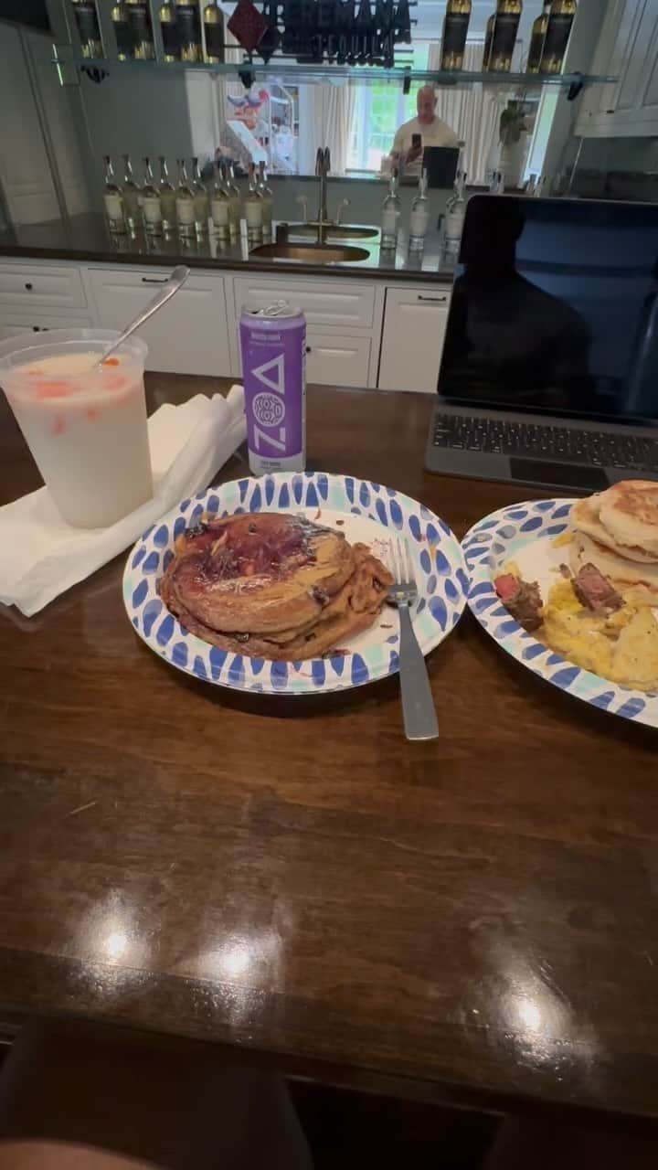 のインスタグラム：「Good morning, here ya go and as promised based on all your questions/   My Sunday pre workout breakfast.  My weekly training routine actually begins on SUNDAY (training Sun, Mon, Tues, Wed, Thur, Fri) with Saturday’s off.  Toughest and most intense workout of the week is on Sunday (legs) so I like having that kind of momentum and motivation going into my work week.   My strength & conditioning coach @daverienzi and I, up ⬆️ the macros for this meal, because my body needs and absorbs it really well, before it gets destroyed in the gym.   Whole eggs Bison  English muffins  Pancakes w/ peanut butter & jelly  Brown rice cereal w/ papaya  @zoaenergy   * keep in mind, my cheat day is also on Sunday so I can be super optimal with my cheat meals and have them support my intense Sunday workouts.   Thanks for all your questions and as always, I’m happy to answer when ever I’m up for air.   Enjoy your Sunday.」