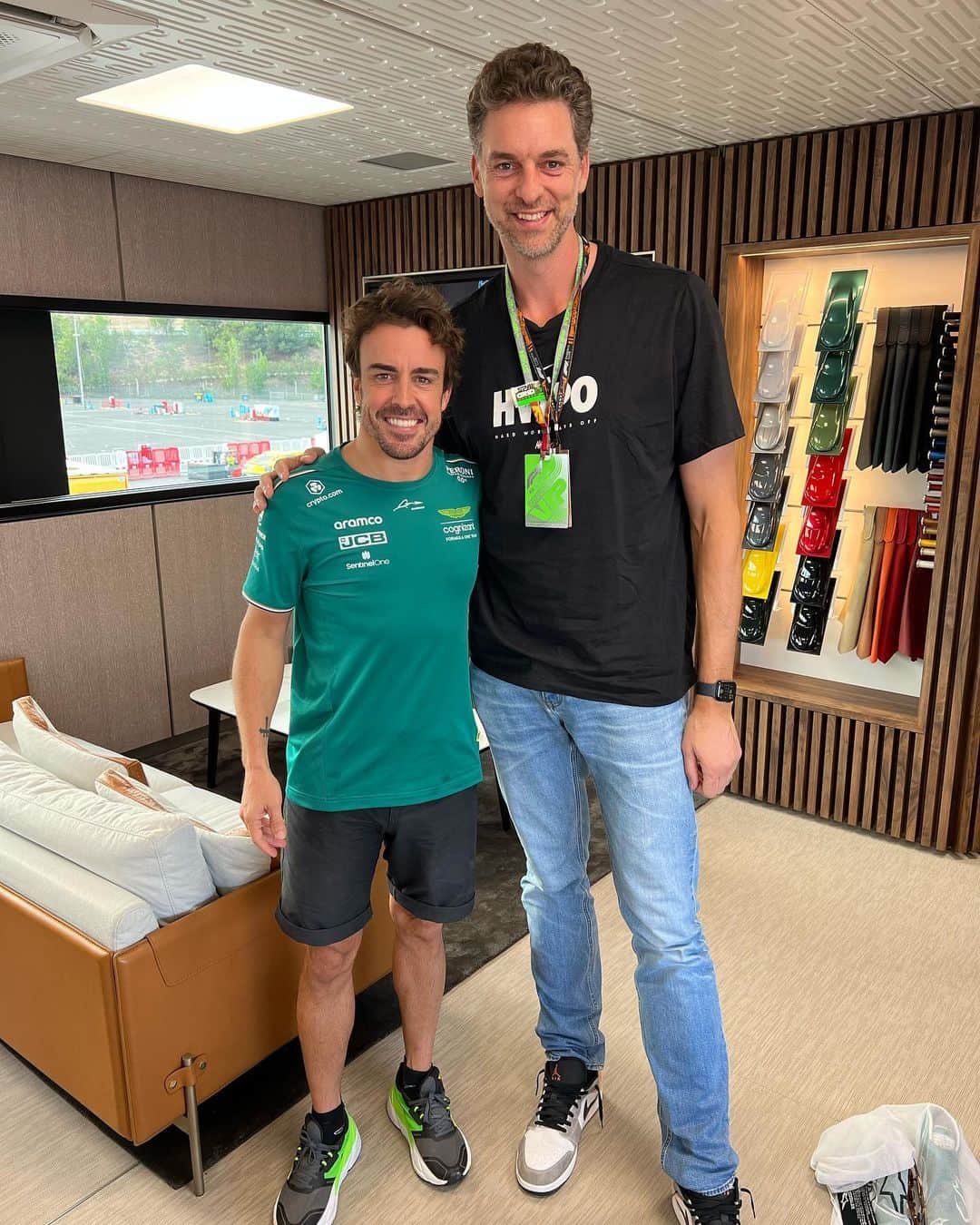 のインスタグラム：「Grande @fernandoalo_oficial! Lo hemos pasado muy bien en el @circuitdebcncat!! 🙌🏼  @f1 @catmcdonnell7 #f1」