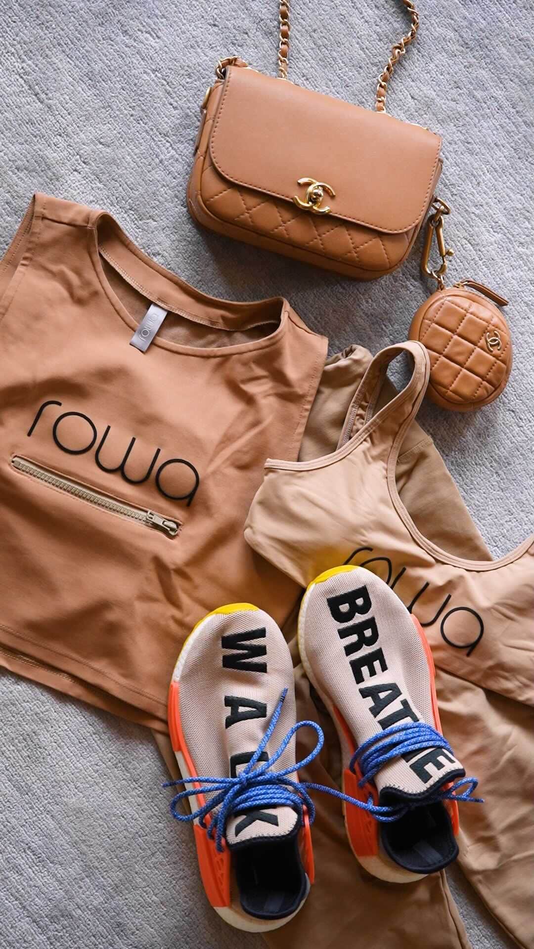 のインスタグラム：「Sunday’s ... ❤️ Com minhas filhas Estrella e Rowa @rowa.store . Essa legging simpatia é nosso xodozinho, a modelagem entrega a sensação de bumbum 🍑 empinado! Fica mto linda no corpo!」