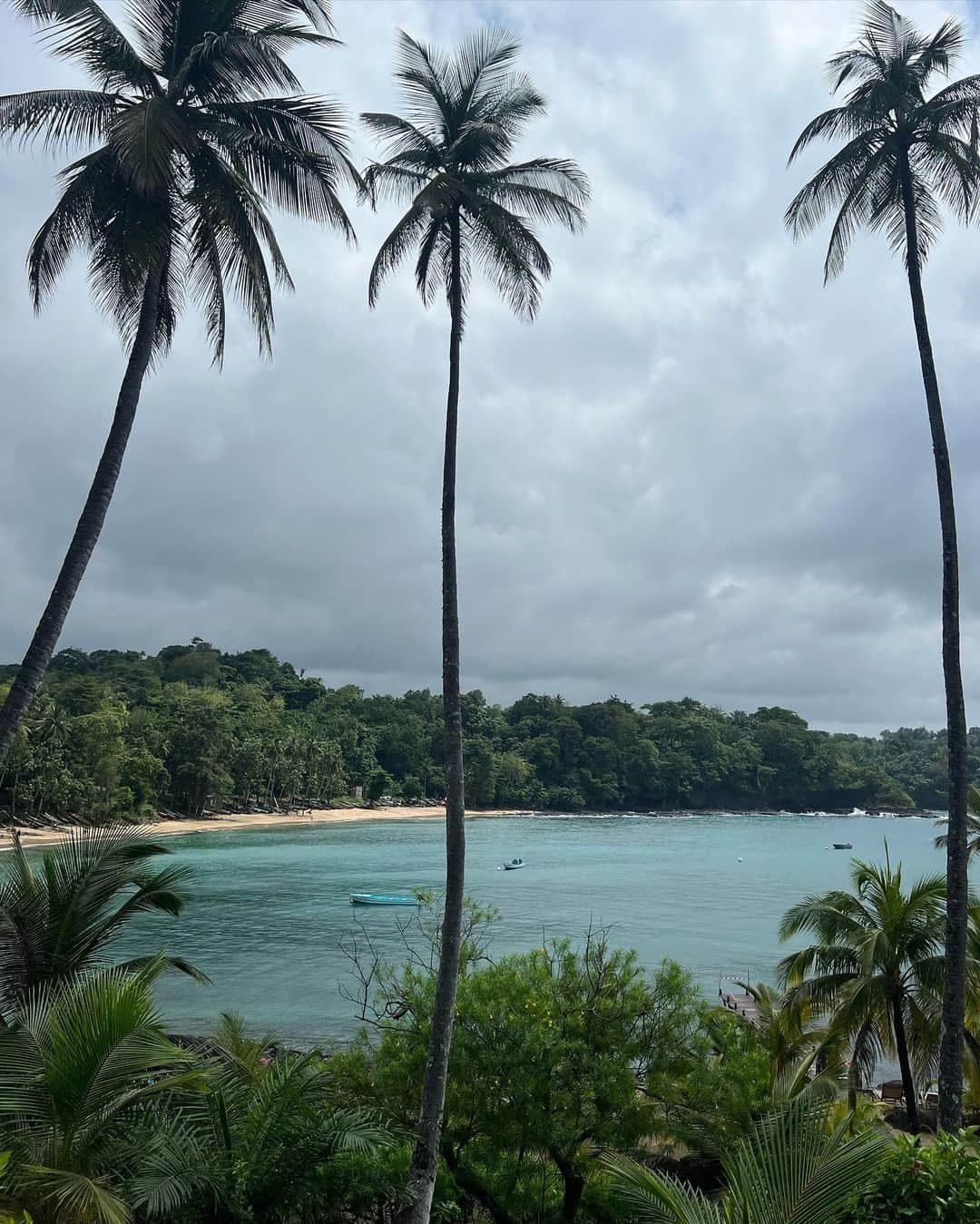 ローラ・エンバーさんのインスタグラム写真 - (ローラ・エンバーInstagram)「This little island off Africa is something else 😍 day 1 rinsing off the 60 Hrs travel. We can’t wait to surf & explore @billabongwomens @billabong_womens_australia @somasurf_ #knowthefeeling」6月5日 3時38分 - lauraenever