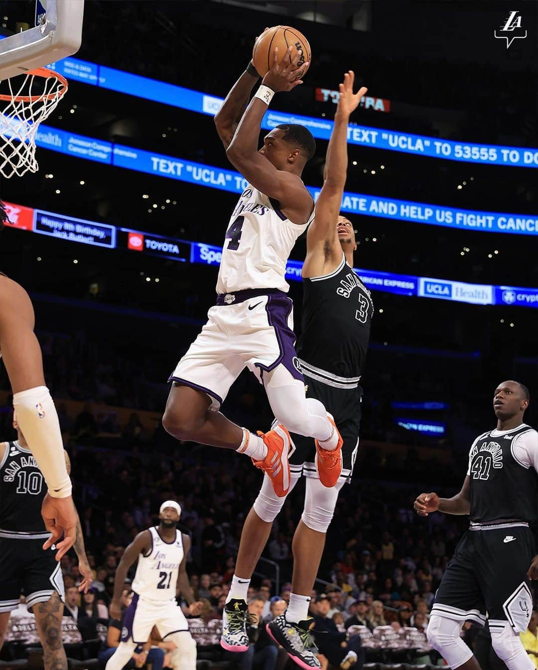 Los Angeles Lakersさんのインスタグラム写真 - (Los Angeles LakersInstagram)「Skywalkin’ Stealin’ Slammin’   Season One with the #LakeShow: @lonniewalkeriv」6月5日 3時50分 - lakers