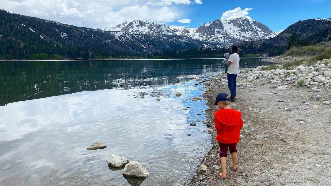 イヴォンヌ・ストラホフスキーのインスタグラム：「Explorers 🏔」