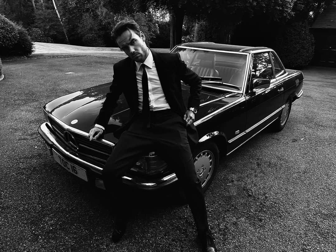 リアム・ペインのインスタグラム：「Nothing better than an old classic… uber liam would you give me 5 ⭐️?  Love and appreciate all of you so so much 🖤」