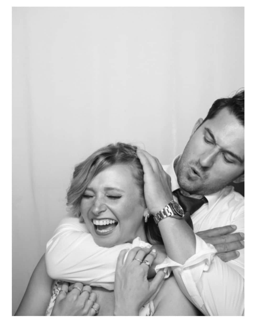 カーステン・ムーア＝タワーズさんのインスタグラム写真 - (カーステン・ムーア＝タワーズInstagram)「Instagram vs reality ➡️ wedding edition • It was the most beautiful wedding on the most beautiful day for Mac and Hannah 🤍」6月5日 4時40分 - kirsten_mt