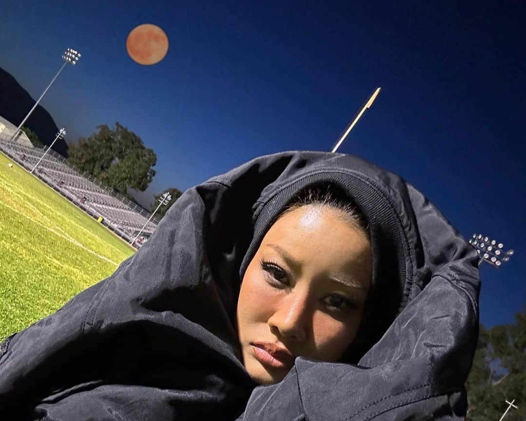 YOONのインスタグラム：「𝑴𝒂𝒏𝒊𝒇𝒆𝒔𝒕𝒆𝒅 under the Strawberry Moon... 🌕🔮🖤Whatever you send out there you get back times three 🖤🩶🖤  SHOOT DAY 2 was  SOOOO EPIC😩‼️Absolue 𝓓𝓡𝓔𝓐𝓜 𝓣𝓔𝓐𝓜‼️ Flying back to Tokyo 🦇🖤  #nike #ambush #NITESPORT #girlpower #nerdsrule #WWC #womensworldcup #unmatched #strawberrymoon #magic」