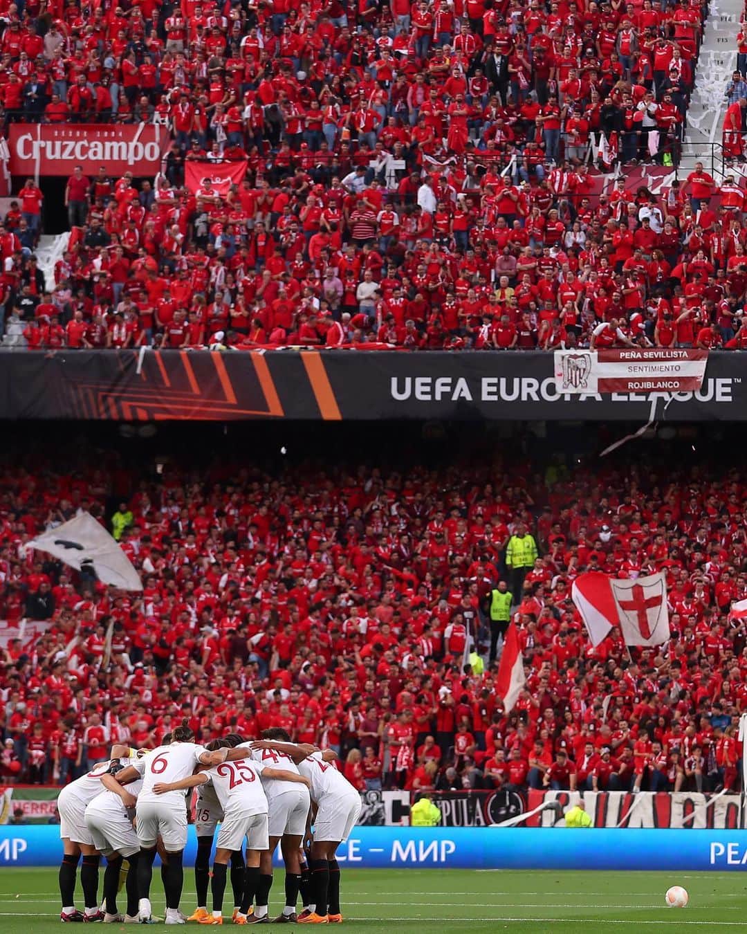 セビージャFCのインスタグラム：「❤️ Se acaba una temporada difícil y sufrida pero con un final a la altura de lo que significa ser del Sevilla FC.  👏🏼 No tenemos palabras para agradeceros el increíble apoyo en los buenos pero sobre todo en los malos momentos.  #WeareSevilla #NuncaTeRindas #NadieLaQuiereComoNosotros」