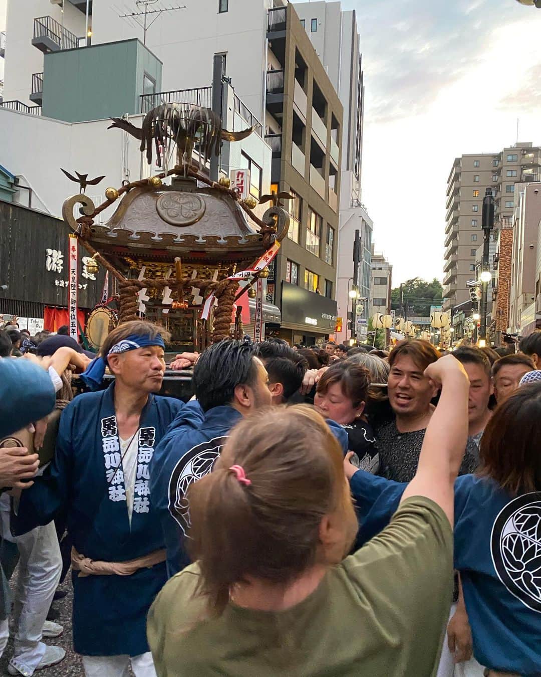 渡辺真起子さんのインスタグラム写真 - (渡辺真起子Instagram)「祭りの美しさ。  4年振りの各地の祭り。  意気込みが深い。  市井の人々の晴れを一身に引き受ける。  たくさんの笑顔をみたよ。  感涙。  品川拍子の軽快さ。  東海道の意気地。  御輿のお練りの楽しみ。  あっちからも、こっちからも湧き上がる湯気みたいな、何か。  美しい、生きているって美しいって思う。  東西を突っ切る道、宵闇の神輿は神々しくも、威張らず。  幻を見てしまったんだろうかって感じ。  品川の旧東海道はささやかな勾配があり、ブラブラ付いて歩いていると、連なる御輿が全部見えたりします。  その風景の良さったら。  故郷の祭りの無事再開に胸を熱くしました。  どうよ、どうよ、品川って。  私は大好き。  品川の天豆と唐揚げの例大祭。  道端のコールアンドレスポンスに自分のルーツを見る思いでした。  お世話なりました皆様、ありがとうございました。」6月5日 4時58分 - watanabe_makiko
