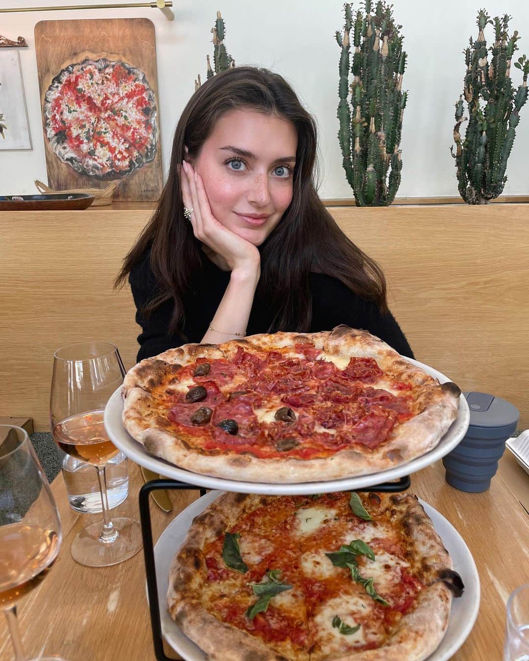 ジェシカ・ジェーン・クレメントのインスタグラム：「Live to eat kind of life 🦀🍸🍦」