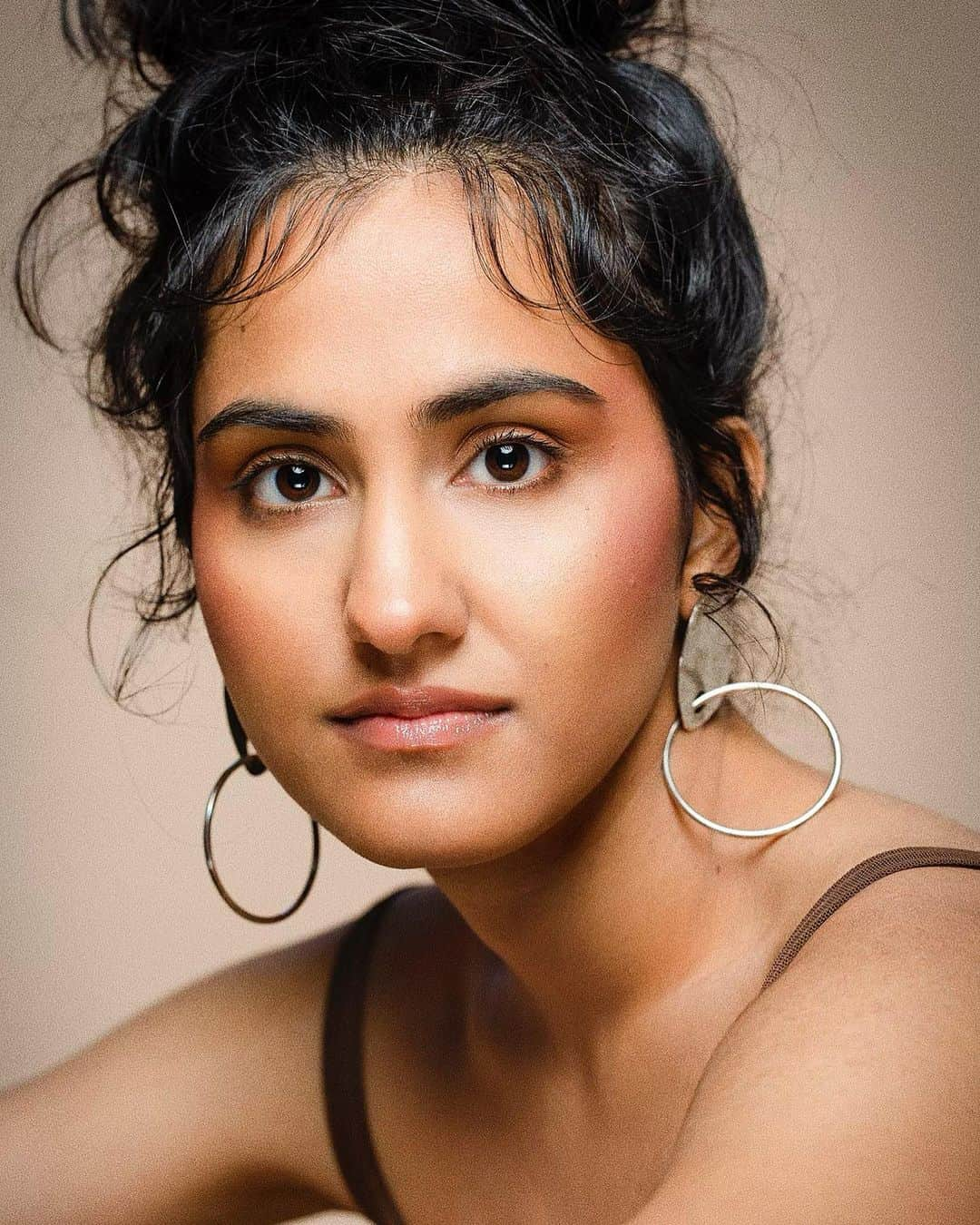 ミンディ・カリングのインスタグラム：「Happy birthday to this gem of a person. I love this absolute original, my talented friend and actress @amritkaur. She is such an artist, always looking for truth in everything she does. I admire her, her kindness, and learn from her a lot. Also, she makes me laugh! Love to you! ❤️🎉」