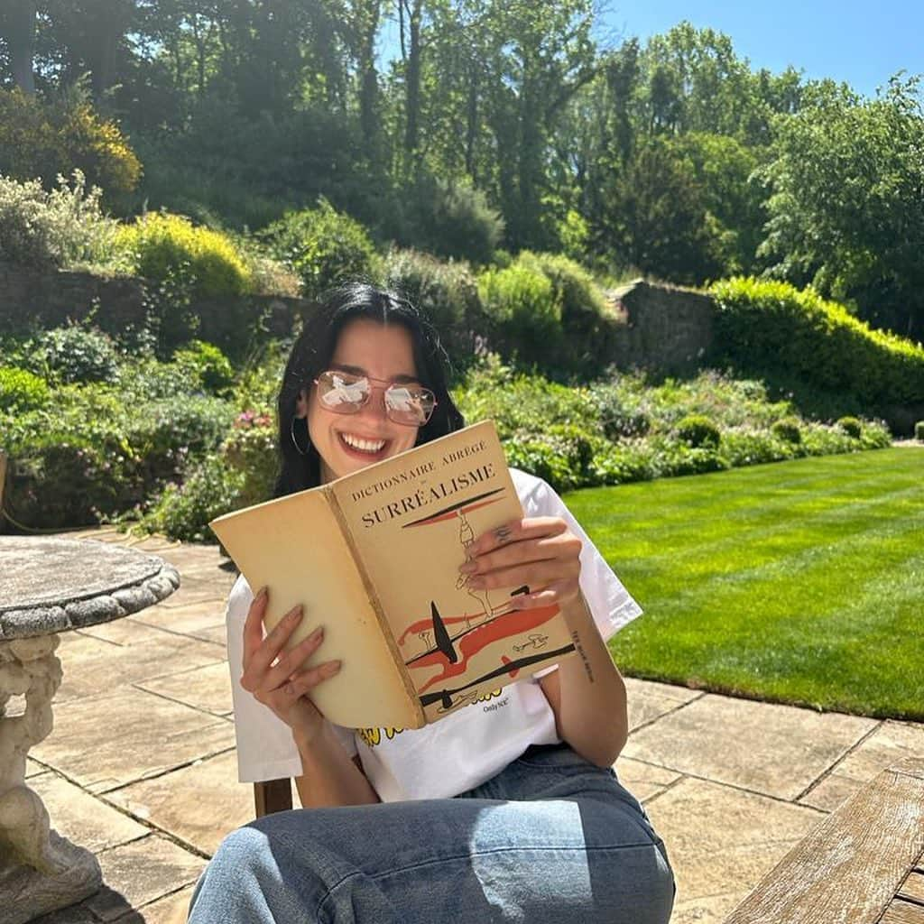 デュア・リパさんのインスタグラム写真 - (デュア・リパInstagram)「A perfect weekend in Hay-On-Wye for @hayfestival ~ felt so lucky to be among so many brilliant authors, writers and booklovers to launch our @service95 bookclub!!! Thank you @douglas_stuart for being such a wonderful podcast guest infront of a very kind and engaged live audience (our episode will be available June 16th) and thank you Gaby Wood for interviewing me today on the “Stories Of My Life” with some lovely audience questions to follow📚❤️」6月5日 5時12分 - dualipa