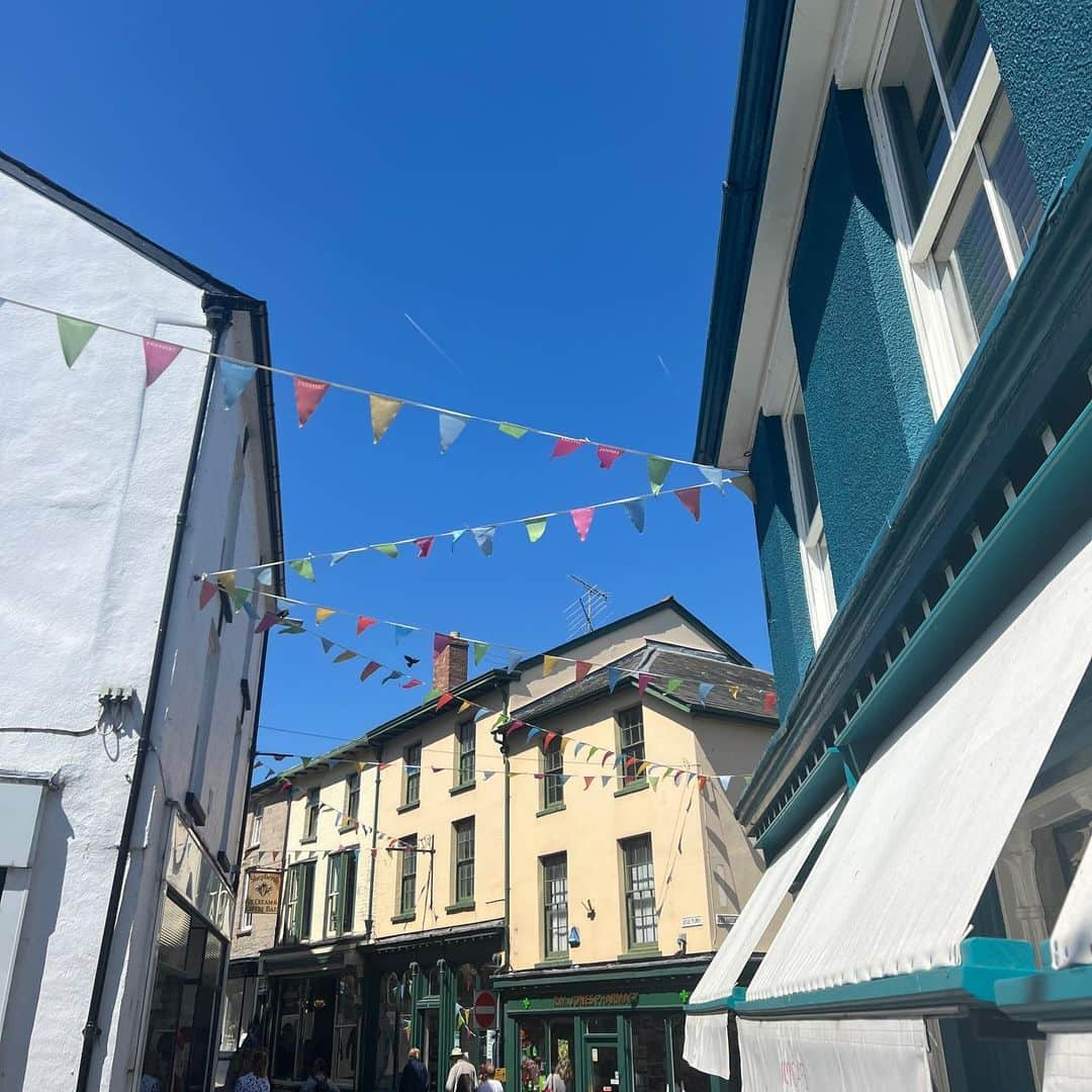 デュア・リパさんのインスタグラム写真 - (デュア・リパInstagram)「A perfect weekend in Hay-On-Wye for @hayfestival ~ felt so lucky to be among so many brilliant authors, writers and booklovers to launch our @service95 bookclub!!! Thank you @douglas_stuart for being such a wonderful podcast guest infront of a very kind and engaged live audience (our episode will be available June 16th) and thank you Gaby Wood for interviewing me today on the “Stories Of My Life” with some lovely audience questions to follow📚❤️」6月5日 5時12分 - dualipa