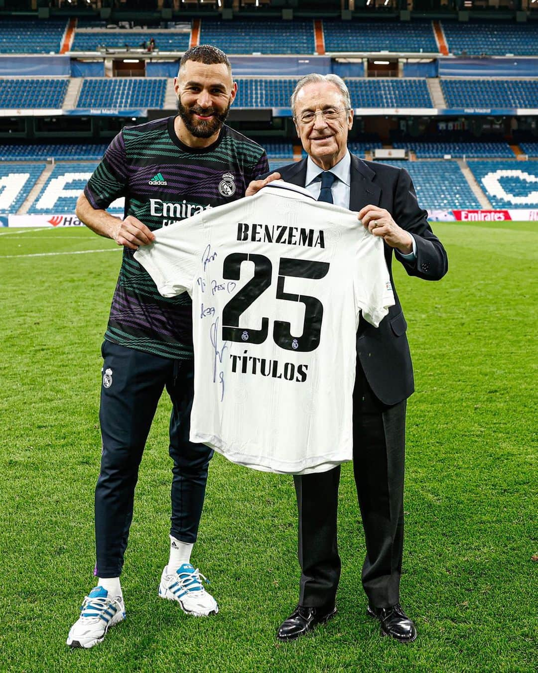 レアル・マドリードさんのインスタグラム写真 - (レアル・マドリードInstagram)「✍️👕 “Para mi presi, KB9” @KarimBenzema 🤝 Florentino Pérez #GraciasKarim」6月5日 5時13分 - realmadrid