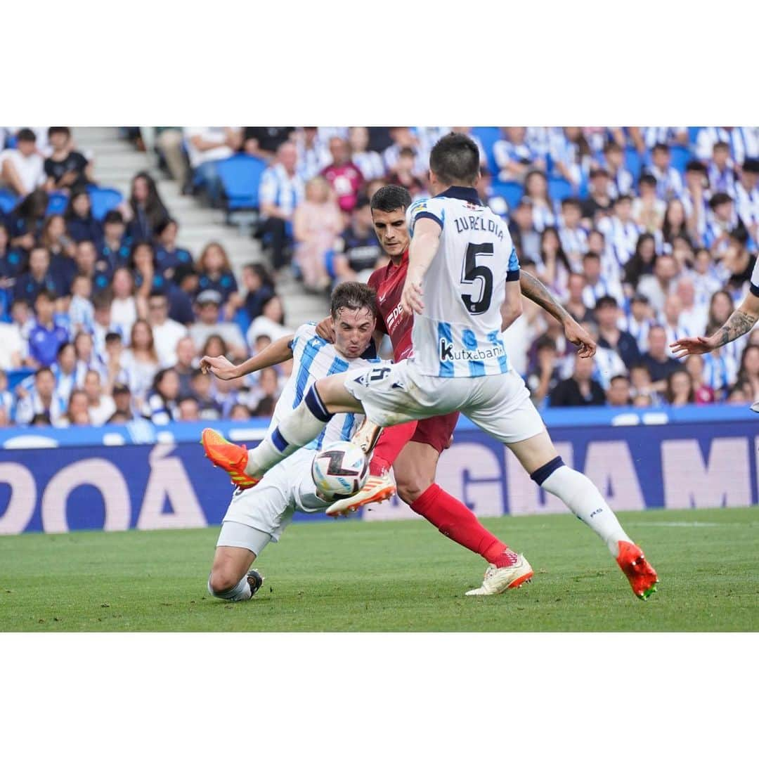 エリク・ラメラさんのインスタグラム写真 - (エリク・ラメラInstagram)「Se fue el último partido de la temporada ! Estoy muy feliz por cómo terminamos sumando un título más a la historia del club!  Gracias por acompañarnos siempre …  Estoy seguro que el próximo año haremos un gran año en la @championsleague !!  Vamos equipo ! ❤️」6月5日 5時19分 - eriklamela