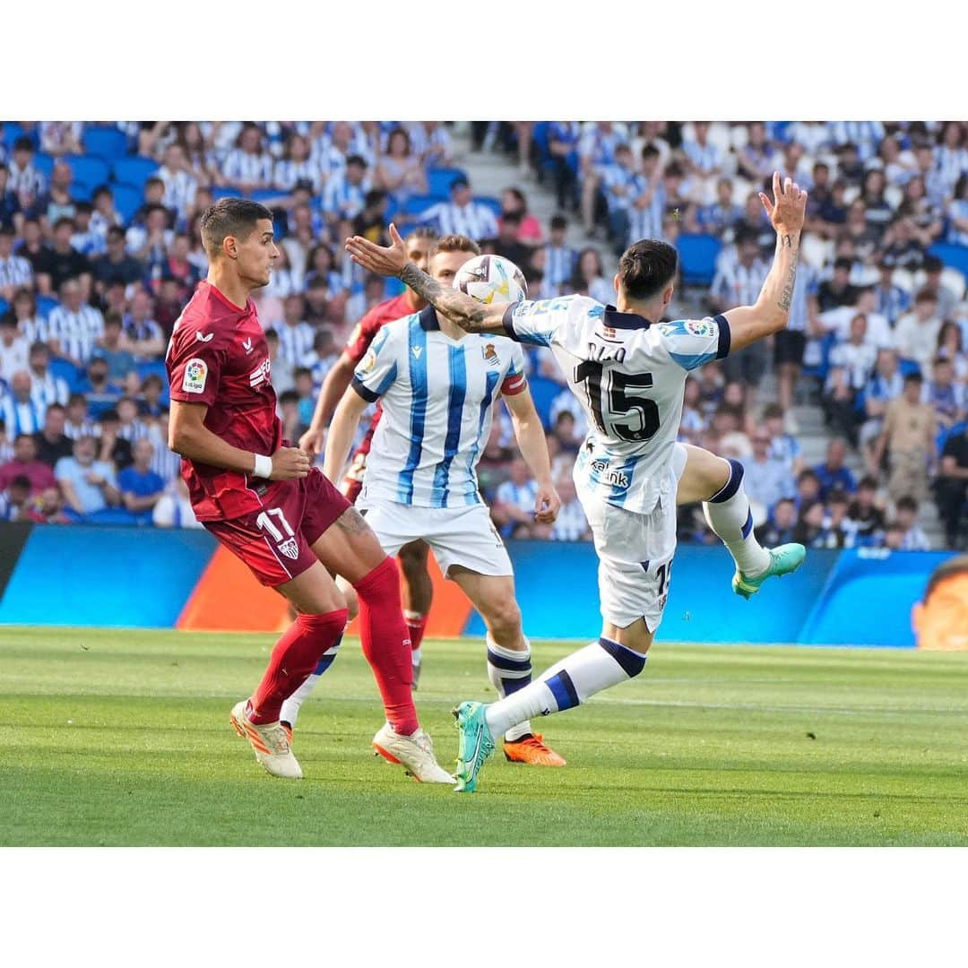 エリク・ラメラさんのインスタグラム写真 - (エリク・ラメラInstagram)「Se fue el último partido de la temporada ! Estoy muy feliz por cómo terminamos sumando un título más a la historia del club!  Gracias por acompañarnos siempre …  Estoy seguro que el próximo año haremos un gran año en la @championsleague !!  Vamos equipo ! ❤️」6月5日 5時19分 - eriklamela