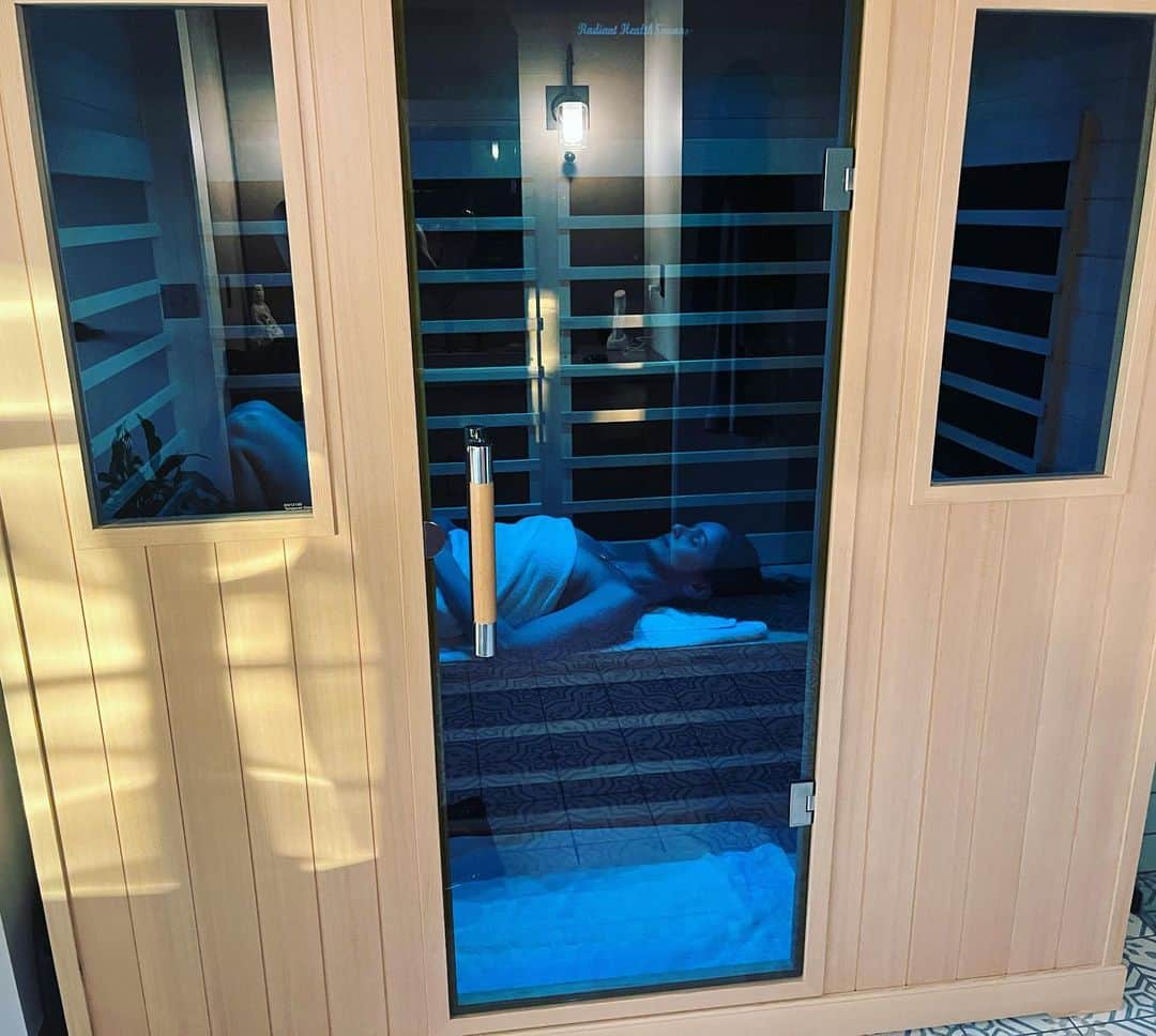 サラ・ウェイン・キャリーズのインスタグラム：「i’ll never go to bed cold again!!!! you don’t know what that means to a hawai’i girl!!!!  . best, bday. 🎁. ever.  thank you my family!! . @radiant_health_saunas」