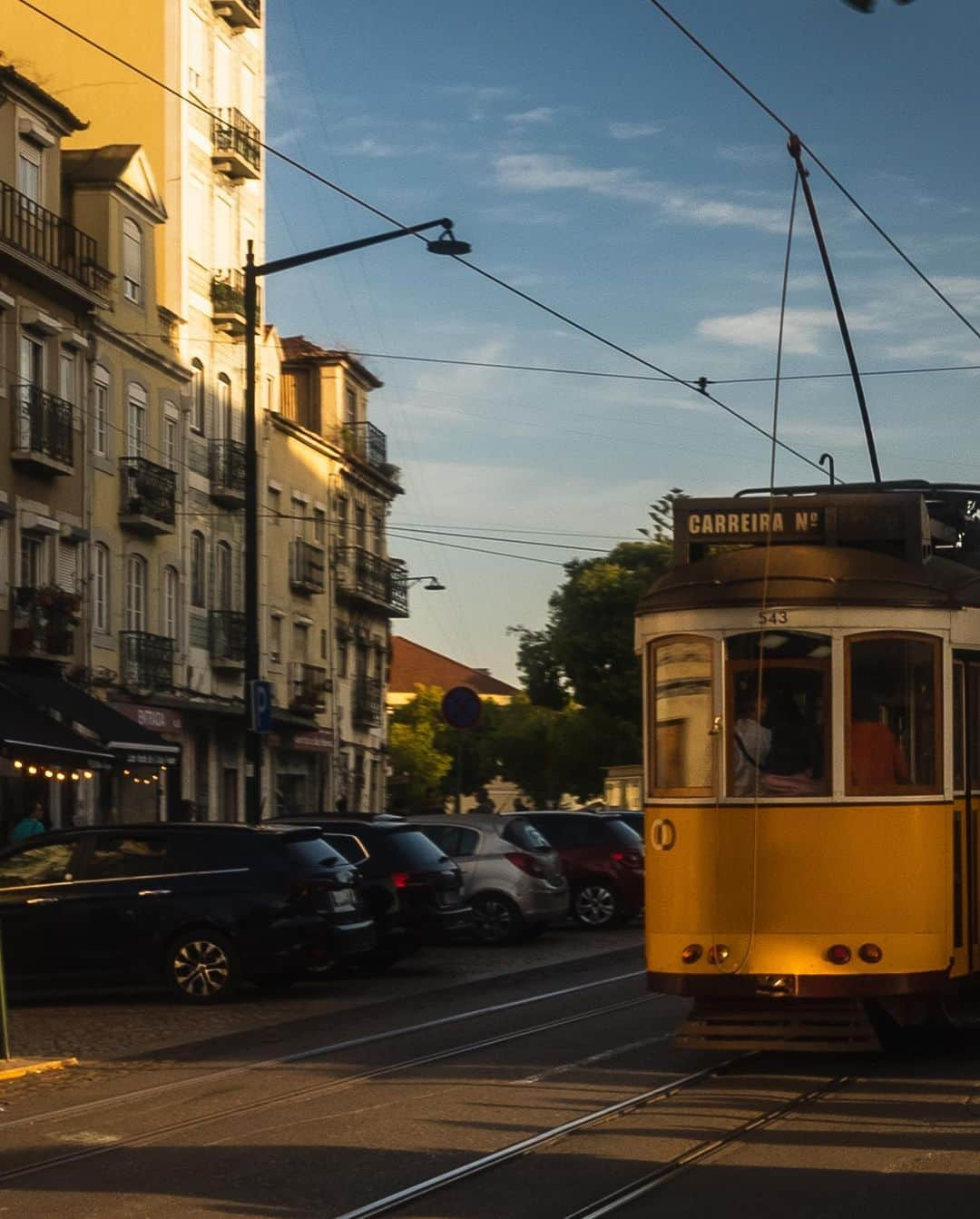 サイモンとマルティナさんのインスタグラム写真 - (サイモンとマルティナInstagram)「I’ve just been loving this season in Lisbon. Here are some shots from around Lisbon: Graça, Ajuda, and Algés, and some Ericeira as well」6月5日 5時26分 - eatyourkimchi