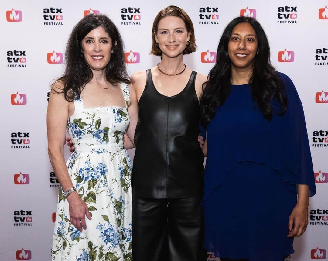 カトリナ･バルフのインスタグラム：「Thanks Austin for a fun time! Shout out to @caitrionabalfe @nightmaril for a great @outlander_starz panel at @atxfestival. ♥️💫 There may be a bts video of the two of them learning how to Tiktok… 👀 which we might release 🤷🏾‍♀️   Special thanks to @legwinn & @csylvia613 🍾」