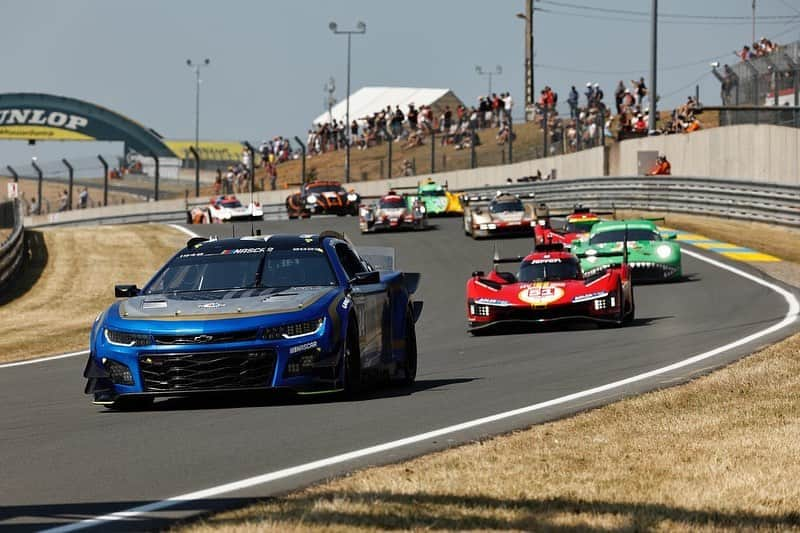 ジェンソン・バトンさんのインスタグラム写真 - (ジェンソン・バトンInstagram)「Well that was a fun day of testing here @24heuresdumans. How cool does the @nascarg56 look?! She’s fast too 😉 oh and I forgot big!!」6月5日 5時50分 - jensonbutton