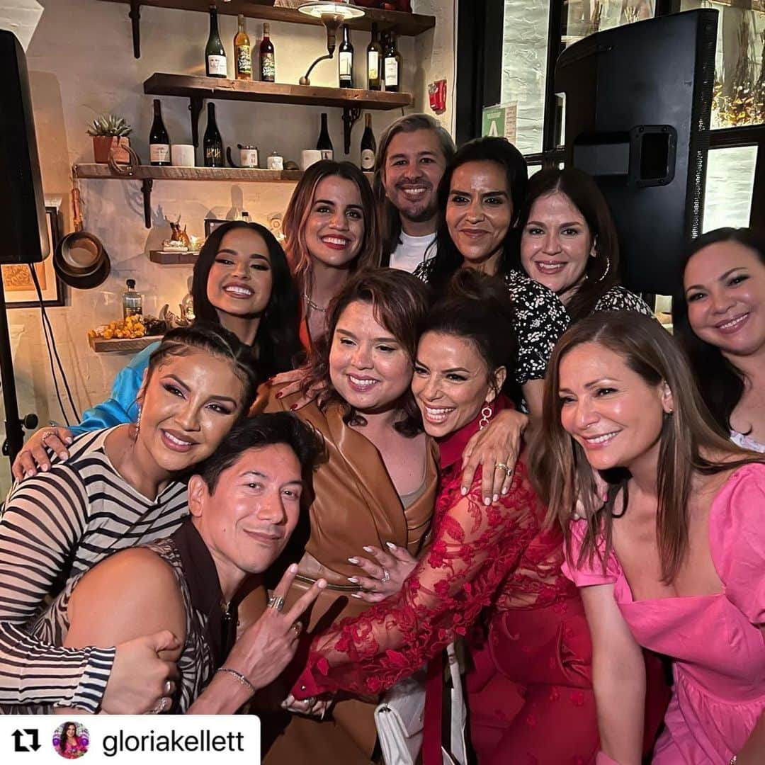 コンスタンス・マリーのインスタグラム：「Together we are stronger!✨💪🏽✨ Such a great night with such powerful women! They are so bad ass! They know the struggle is real and they SUCCEED ANY WAY! They do not quit! So proud to be included in #LaCena 💪🏽💕🔥✨ Ps. When Flaming Hot the Movie comes out, you’re gonna want to see that! #juntossomosmaisfortes #JuntosEsMejor   #Repost @gloriakellett with @use.repost ・・・ Beautiful night at La Cena - breaking bread, building community & celebrating our @flaminhotmovie family: @evalongoria @iambeckyg @annieggonzalez @jessejohngarcia @lindayvettechavez 🥵 🔥」