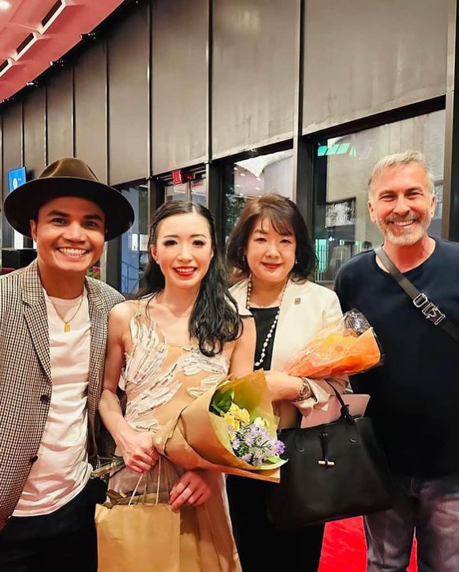 石井杏奈さんのインスタグラム写真 - (石井杏奈Instagram)「My heart is full 🥰😍❤️ Thank you so much everyone !!! Have a great holiday 😎🥳💚 . . #cinderella#ballet#show#montreal#family#friends#love」6月5日 5時59分 - annaishii