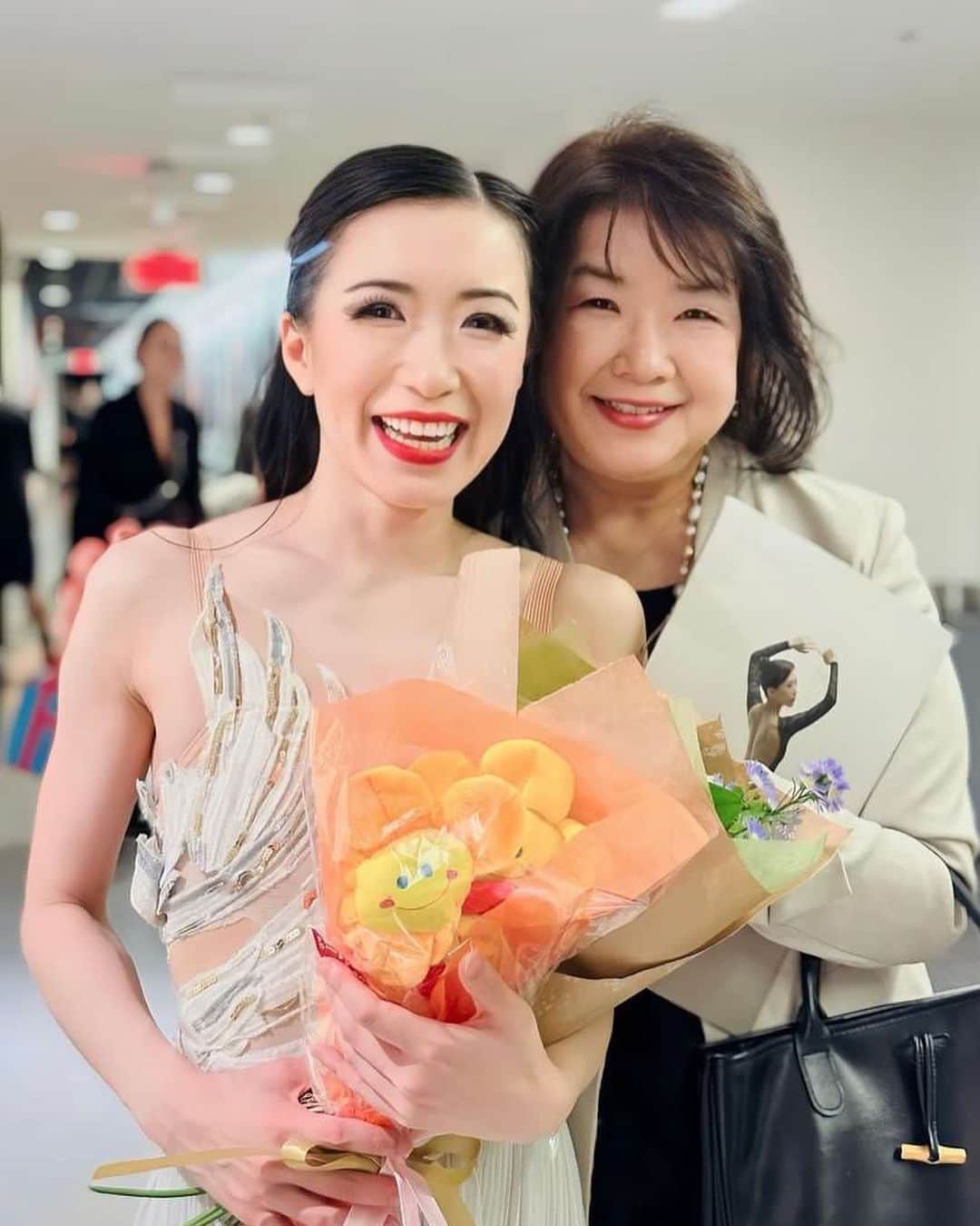 石井杏奈のインスタグラム：「My heart is full 🥰😍❤️ Thank you so much everyone !!! Have a great holiday 😎🥳💚 . . #cinderella#ballet#show#montreal#family#friends#love」