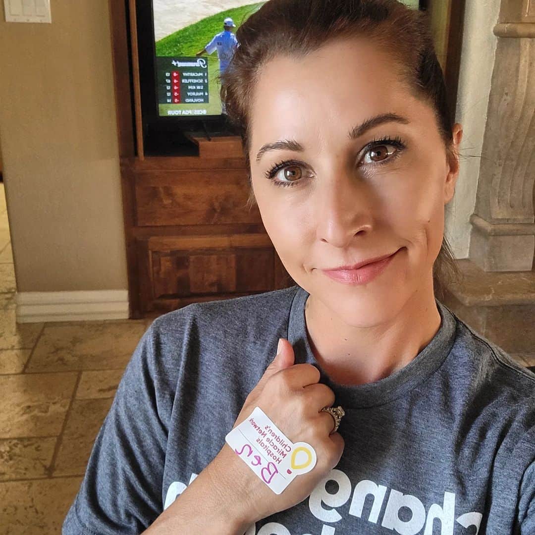 ペイジュ・マッケンジーのインスタグラム：「Admiring the impact that Jack Nicklaus has had with #playyellow4kids and all that Children's Miracle Network Hospitals do to help families in our communities. Happy 40th Anniversay CMN! #ChangeKidsHealth Go to CMNHospitals.org to donate.」