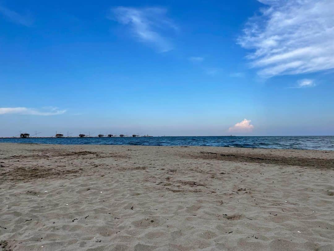 アグネス・ザワツキーのインスタグラム：「A trip to the beach always soothes the soul 🏖 a much needed break this weekend 🌞」