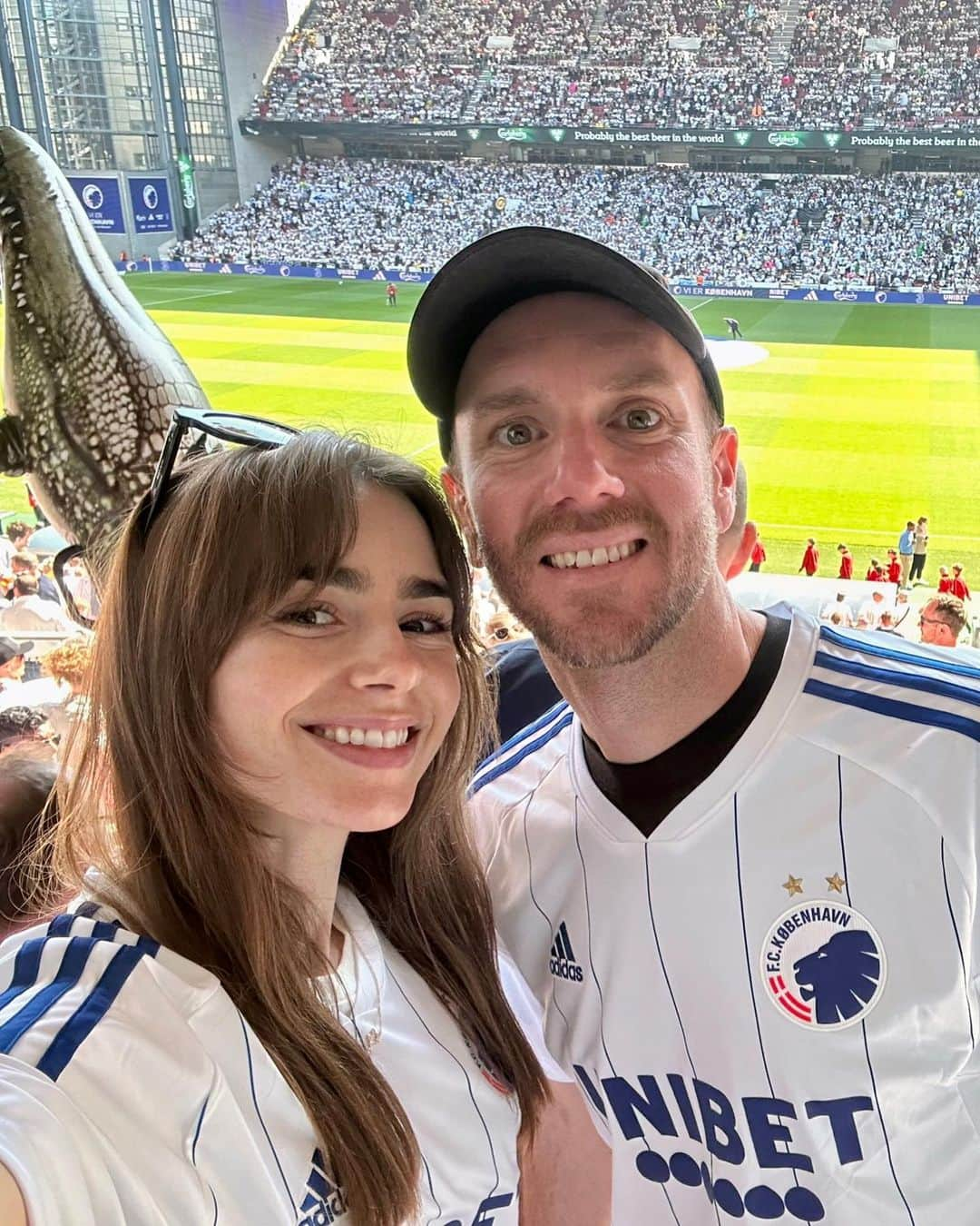 リリー・コリンズさんのインスタグラム写真 - (リリー・コリンズInstagram)「Cheering on our home team F.C. København!…」6月5日 6時07分 - lilyjcollins