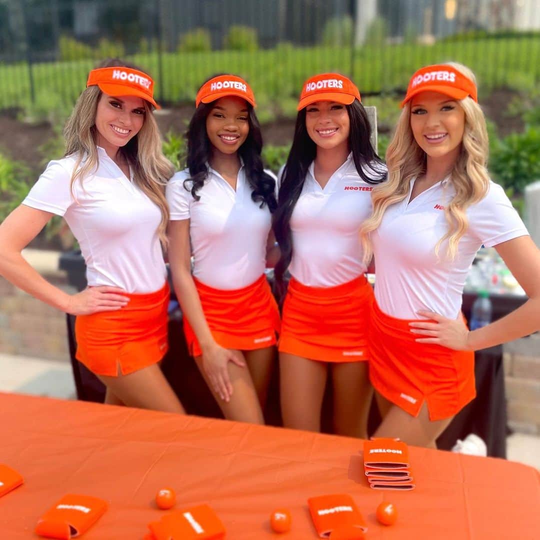 Hootersさんのインスタグラム写真 - (HootersInstagram)「Sunday funday Par-Tee with @_paige.renee ⛳️」6月5日 6時12分 - hooters