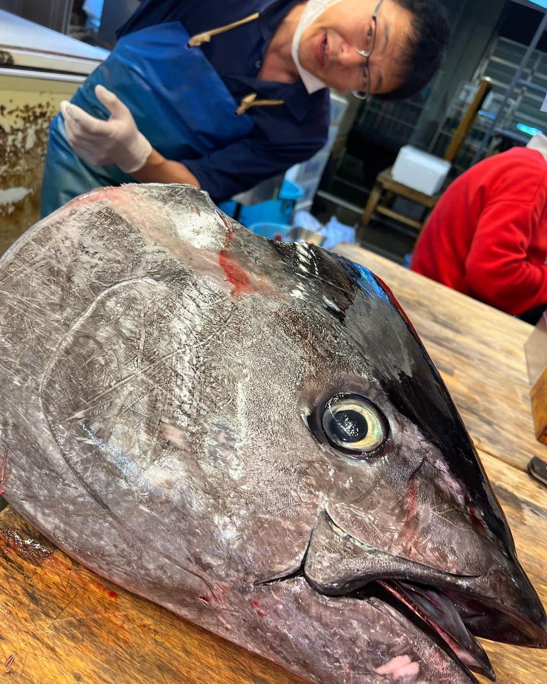 甘糟記子さんのインスタグラム写真 - (甘糟記子Instagram)「土曜日の朝は豊洲へ！  台風の進み具合でどうなるか？ と心配してたけど、朝には風もやんで雨も通常。  良かった\(//∇//)\  今回はメキシコの本鮪！！  とっても美しい(o^^o)  そしてちょうど腹の部分を頂いたのでトロ多め(〃ω〃) 大トロまであって幸せ(๑>◡<๑)  いつも美しく柵にカットしてくれる鮪屋の秋山さん(≧∀≦) 美味しい鮪を感謝です！  そして今回は、赤ナマコ、大粒アサリ、イカ、タイ、ヒラメ、シマアジ、瓶詰め雲丹、白エビ、車海老、牡蠣、シャケ、漬物などをゲット！ シャケも豊洲で買うと本当に美味しくて、私12切れ、友達15切れ購入（笑）  漬物は築地の吉岡屋さんに前日LINEして豊洲まで持って来てもらってます！  それにしても久しぶりに来たのでワクワクが止まらない（笑）  一緒に行った友達が買ったナガラミをお店に忘れて場内放送されるという面白い出来事もあり、やっぱり豊洲最高\(//∇//)\  帰りにいつものカフェで精算と荷物整理をしてモーニングタイム。 ここのトーストサンドが大好き╰(*´︶`*)╯♡  帰る頃には雨もほぼ上がり、空も明るくなってたわ。  家に戻って荷物計ったら16キロあったという（笑）  いつか肩が壊れそう（笑）  #豊洲市場#仕入れ#海鮮#朝活#本鮪#楽しすぎる#わくわく」6月5日 6時25分 - norihey924