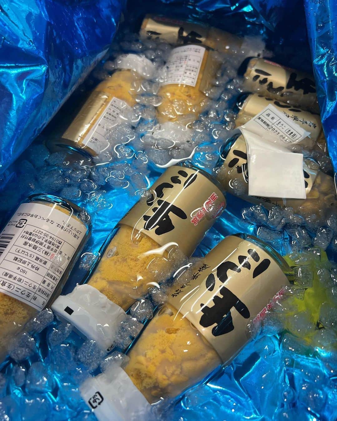甘糟記子さんのインスタグラム写真 - (甘糟記子Instagram)「土曜日の朝は豊洲へ！  台風の進み具合でどうなるか？ と心配してたけど、朝には風もやんで雨も通常。  良かった\(//∇//)\  今回はメキシコの本鮪！！  とっても美しい(o^^o)  そしてちょうど腹の部分を頂いたのでトロ多め(〃ω〃) 大トロまであって幸せ(๑>◡<๑)  いつも美しく柵にカットしてくれる鮪屋の秋山さん(≧∀≦) 美味しい鮪を感謝です！  そして今回は、赤ナマコ、大粒アサリ、イカ、タイ、ヒラメ、シマアジ、瓶詰め雲丹、白エビ、車海老、牡蠣、シャケ、漬物などをゲット！ シャケも豊洲で買うと本当に美味しくて、私12切れ、友達15切れ購入（笑）  漬物は築地の吉岡屋さんに前日LINEして豊洲まで持って来てもらってます！  それにしても久しぶりに来たのでワクワクが止まらない（笑）  一緒に行った友達が買ったナガラミをお店に忘れて場内放送されるという面白い出来事もあり、やっぱり豊洲最高\(//∇//)\  帰りにいつものカフェで精算と荷物整理をしてモーニングタイム。 ここのトーストサンドが大好き╰(*´︶`*)╯♡  帰る頃には雨もほぼ上がり、空も明るくなってたわ。  家に戻って荷物計ったら16キロあったという（笑）  いつか肩が壊れそう（笑）  #豊洲市場#仕入れ#海鮮#朝活#本鮪#楽しすぎる#わくわく」6月5日 6時25分 - norihey924