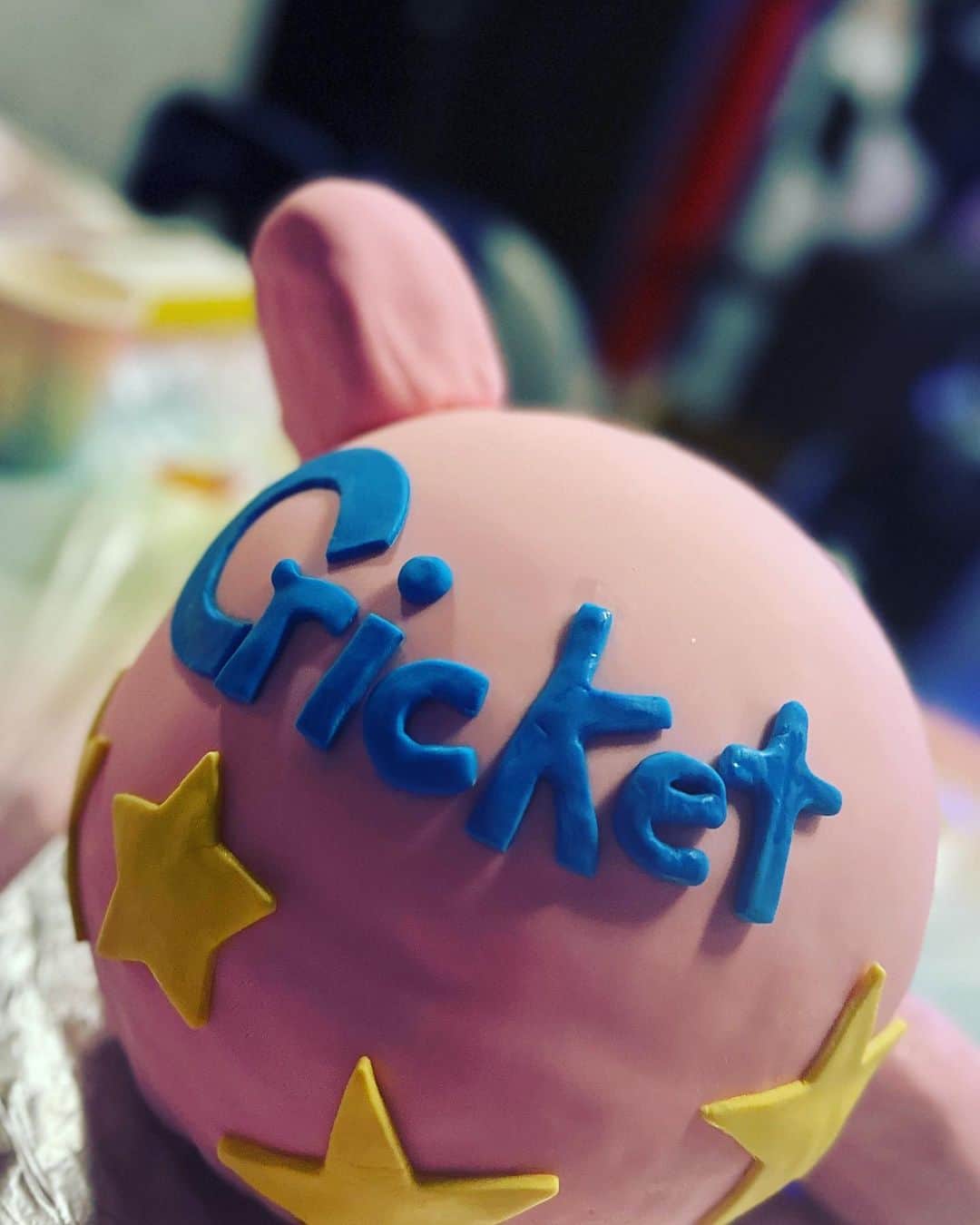 ビジー・フィリップスさんのインスタグラム写真 - (ビジー・フィリップスInstagram)「Per her request, I made this Kirby cake for Cricks!!!!! There are some cake making story highlights if you’re interested! And YES her bday isn’t until July 2 but for the first time ever i realized we can just do it early so her friends can come before school is out.🤷‍♀️」6月5日 6時18分 - busyphilipps