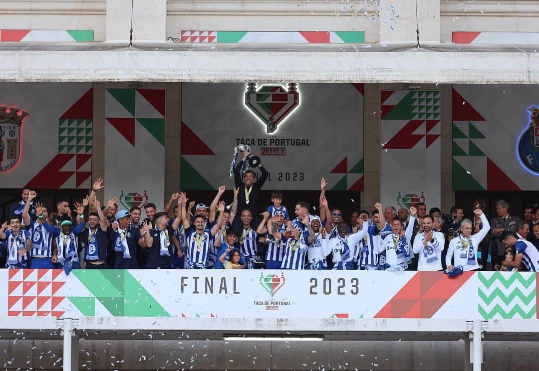ヴェンデウ・ナシメント・ボルジェスのインスタグラム：「Glórias a Jesus Cristo !! Somos campeões  🏆🙏🏾⚽️🐉💙 @fcporto」