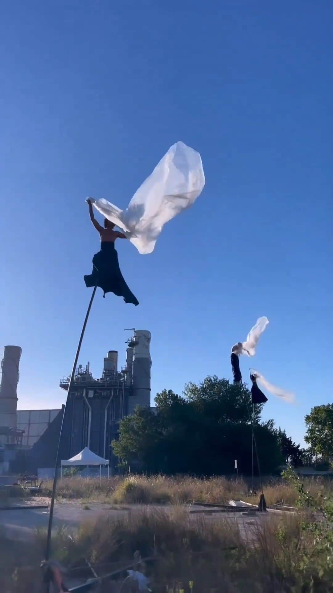 Juxtapoz Magazineのインスタグラム：「@danilopachecoo and @ciegratteciel dancing on air.   Video captured by @ladyricart」