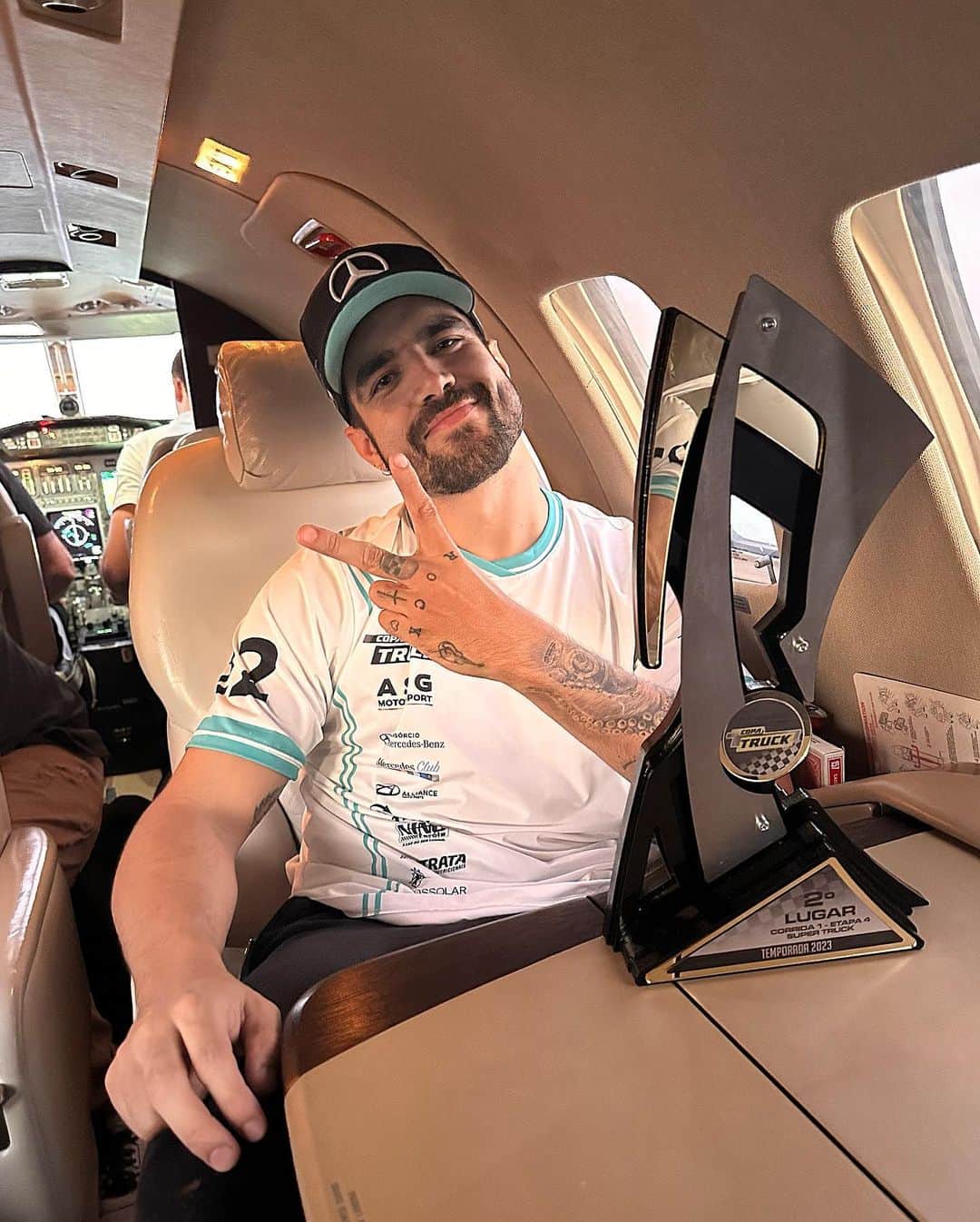 カイオ・カストロのインスタグラム：「Trazendo o primeiro caneco da @copatruck casa !  Belo trabalho equipe @asgmotorsportbr  Lucao, obrigado pelo acerto, eu sabia que era uma decisão delicada e uma responsa grande, a aposta era alta, mas valeu a pena ⚡️🫵🏽 Tiagão, monstro !  Túlio, boas palavras mas horas certas  Camilinho…. Hahaha monstro ⚡️🫵🏽😅 @sandroc3 Obrigado por acreditar e fazer a opção certa E sem palavras por cada um que foi assistir a corrida em londrina ♥️♥️♥️ E nada disso seria possível, se Deus não guiasse minhas mãos e meus pés 🙏♥️ Em nome de Jesus, amém」