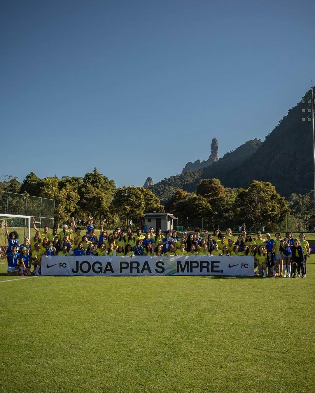 サッカー ブラジル代表チームさんのインスタグラム写真 - (サッカー ブラジル代表チームInstagram)「O futuro do futebol ocupa a Granja Comary.  Hoje foi dia da Nike Football Community - ou simplesmente Nike FC - celebrar o futebol feminino e prestigiar as finais da Copa Nike que aconteceram no centro de treinamento da Seleção Brasileira.   Com o mundial se aproximando esse time sabe que para vencer o lema é simples: Manter a alegria de se Jogar Pra Sempre. ⚽🇧🇷」6月5日 7時00分 - cbf_futebol