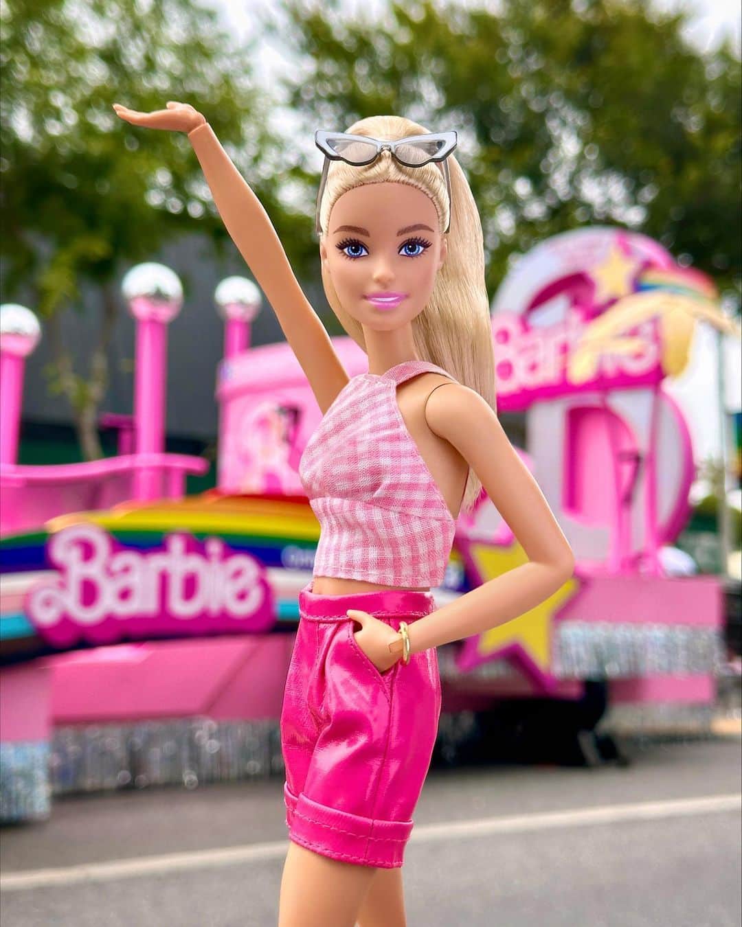 バービーさんのインスタグラム写真 - (バービーInstagram)「In Barbie’s world, everyone is free to be their truest self 🏳️‍🌈 Catch us on the @barbiethemovie float at @wehopride today, as we celebrate our LGBTQ community here in LA! ⁠ To take the celebration even further, we’re also partnering with our friends at @glaad by making a $25,000 donation. Happy Pride! #Barbie #BarbieStyle #PrideMonth⁠」6月5日 7時01分 - barbiestyle