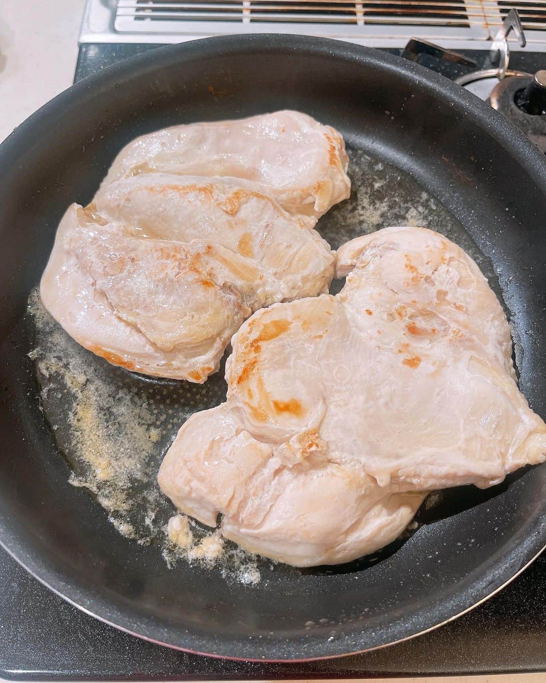 みきママさんのインスタグラム写真 - (みきママInstagram)「【ムネドウィッチ弁当です！！】  鶏むね肉が安い❗️むね肉をパン代わりにしてサンドウィッチにしよう‼️  作り方はね、鶏むね肉は前日から観音開きにして塩麹につけたら、朝、焼いて、火が通ったら一旦取り出して、レタス＋目玉焼き＋マヨ＋ケチャップを挟んで、ラップで巻いてできあがり〜😍😍😍  鶏むね肉はね、塩麹につけるとやわらか〜い😋😋😋ムネドウィッチにしたら驚愕の美味しさです✨✨✨  私「今日は旬世のサンドウィッチみたいに食べにくいから、大丈夫なところで食べて。」って言ったら、、  れんくん「そんなとこねーよ」ってさ。  ファイティン😆😆😆  #みきママ　#時短　#おにぎり #サンドウィッチ  #料理 　#チキン #弁当　#鶏むね肉 #鶏肉　#高校生 #男子弁当　 #japanesefood #obento #onigiri #japan」6月5日 12時33分 - mikimama_official