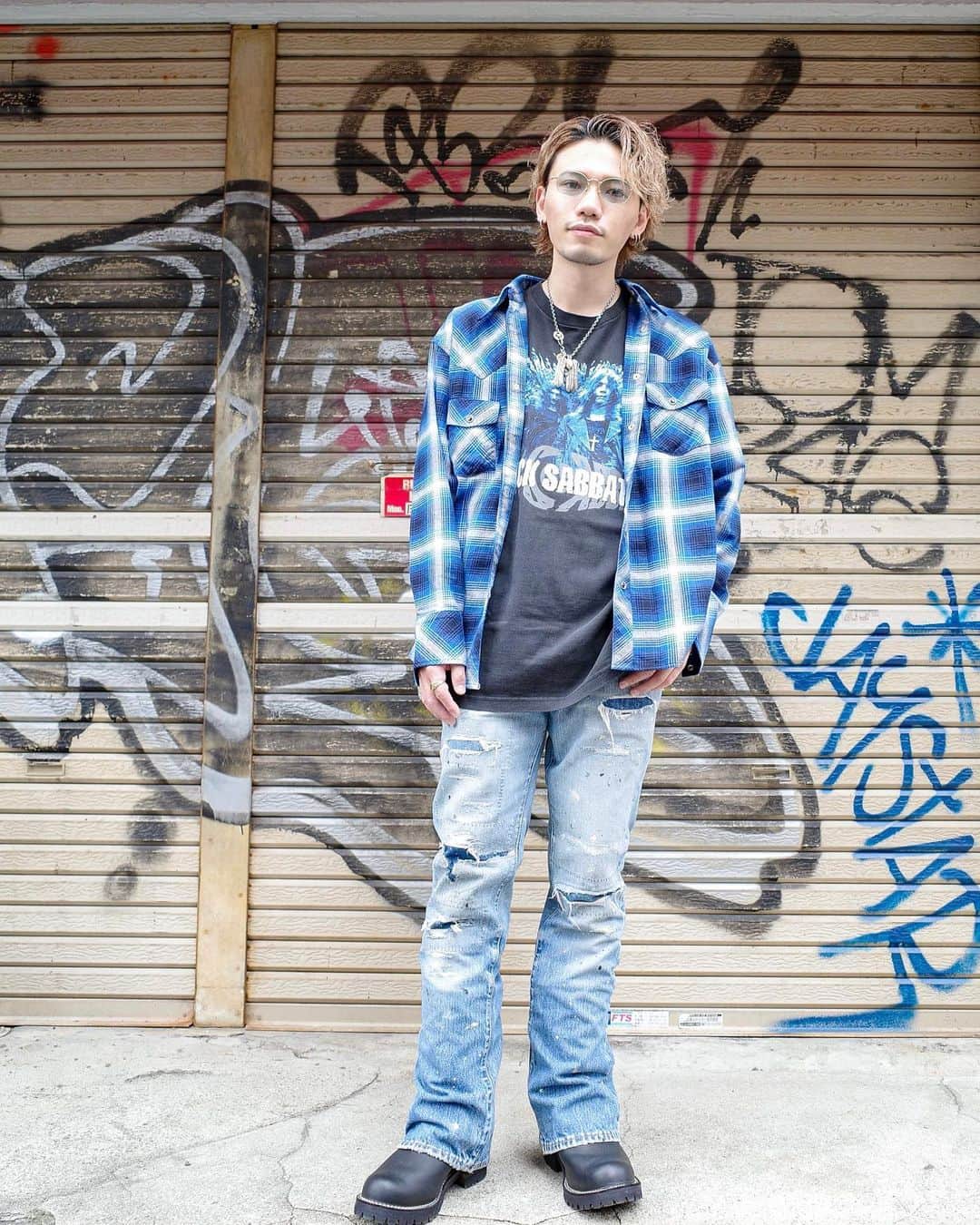 のインスタグラム：「. ⚫︎shirt : #rafu ⚫︎denim : #levis ⚫︎boots : #wesco ⚫︎silver : #goros  @rafu_2022_official  のチェックシャツ👕 @handcraftedbyoverdesign  のダメージデニム👖 #アメカジ #アメカジコーデ #ダメージデニム #リーバイス #ウエスコ #ゴローズ」