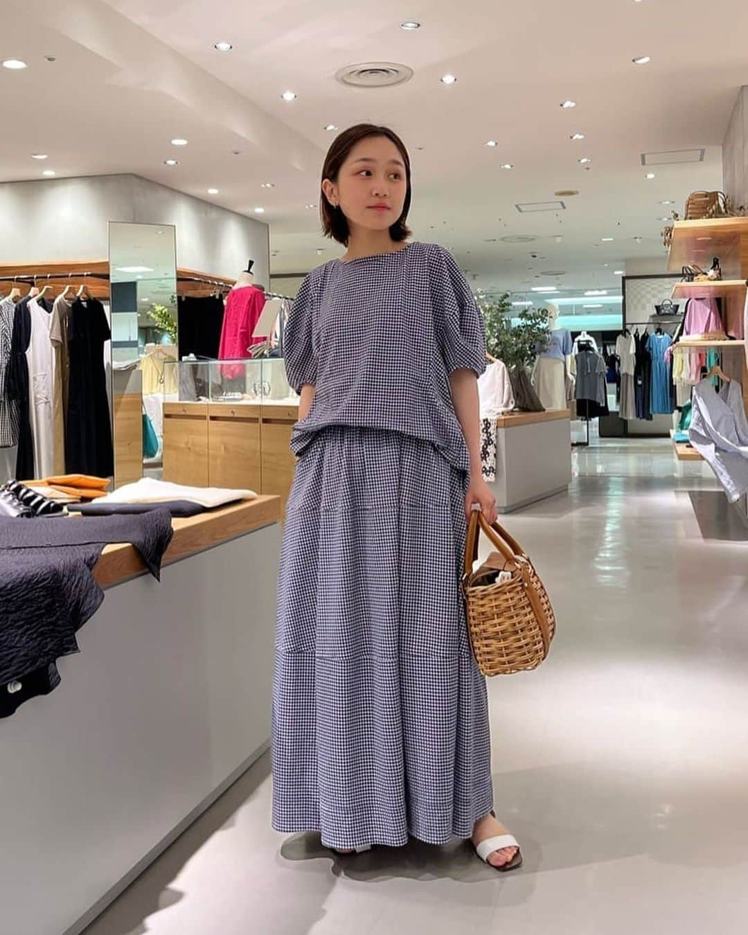 BEARDSLEY offcial instagramさんのインスタグラム写真 - (BEARDSLEY offcial instagramInstagram)「Weekly Ranking TOP10！  店舗の週間人気ランキングTOP10をスタッフコーディネートでご紹介  一枚でサマになるワンピースやブラウスなど、フェミニンなアイテムが多数ランクインしました！  ぜひお買い物の参考にしてみてくださいね。  _______________  NO.10 半袖マルワンピ ¥20,900（税込）  NO.9 サラッとカーデ ¥18,700（税込）  NO.8 ギンガムギャザースカート ¥23,100（税込）  NO.7 シアードルマンジャケット ¥23,100（税込）  NO.6 刺繍シャツ ¥19,800（税込）  NO.5 袖口花モチーフプルオーバー ¥24,200（税込）  NO.4 リネンフリルハオリ ¥24,200（税込）  NO.3 / NO.2 ウエストリブテンセルデニムパンツ ¥19,800（税込） リネンコットンバルーンブラウス ¥18,700（税込）  NO.1 パール釦フレンチブラウス ¥17,600（税込）  ＿＿＿＿＿＿  @beardsley.pr   #beardsley #ビアズリー  #beardsley_recommend  #ワンピースコーデ #刺繍ブラウス #ブラウスコーデ #チェックシャツ #ギンガムチェック #ワイドパンツコーデ #モノトーンコーディネート #お出かけコーデ #リネンジャケット #休日コーデ #リラックスコーデ #カーディガンコーデ #大人女子コーデ #大人フェミニン #30代コーデ #40代コーデ #50代コーデ #パルクローゼット #zozotown #楽天ファッション」6月5日 20時00分 - beardsley.pr