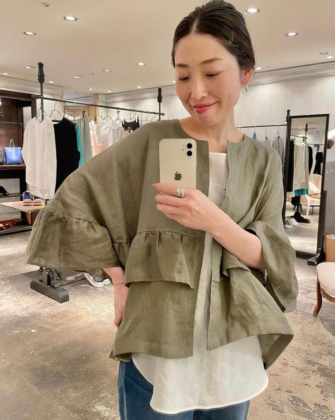 BEARDSLEY offcial instagramさんのインスタグラム写真 - (BEARDSLEY offcial instagramInstagram)「Weekly Ranking TOP10！  店舗の週間人気ランキングTOP10をスタッフコーディネートでご紹介  一枚でサマになるワンピースやブラウスなど、フェミニンなアイテムが多数ランクインしました！  ぜひお買い物の参考にしてみてくださいね。  _______________  NO.10 半袖マルワンピ ¥20,900（税込）  NO.9 サラッとカーデ ¥18,700（税込）  NO.8 ギンガムギャザースカート ¥23,100（税込）  NO.7 シアードルマンジャケット ¥23,100（税込）  NO.6 刺繍シャツ ¥19,800（税込）  NO.5 袖口花モチーフプルオーバー ¥24,200（税込）  NO.4 リネンフリルハオリ ¥24,200（税込）  NO.3 / NO.2 ウエストリブテンセルデニムパンツ ¥19,800（税込） リネンコットンバルーンブラウス ¥18,700（税込）  NO.1 パール釦フレンチブラウス ¥17,600（税込）  ＿＿＿＿＿＿  @beardsley.pr   #beardsley #ビアズリー  #beardsley_recommend  #ワンピースコーデ #刺繍ブラウス #ブラウスコーデ #チェックシャツ #ギンガムチェック #ワイドパンツコーデ #モノトーンコーディネート #お出かけコーデ #リネンジャケット #休日コーデ #リラックスコーデ #カーディガンコーデ #大人女子コーデ #大人フェミニン #30代コーデ #40代コーデ #50代コーデ #パルクローゼット #zozotown #楽天ファッション」6月5日 20時00分 - beardsley.pr