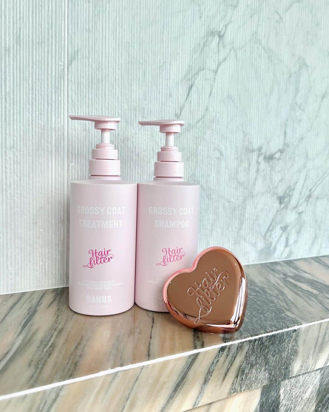 のインスタグラム：「6月8日に　@hairfilter_official からスカルプケアブラシが新発売‼️  シャンプーって綺麗に洗ってるつもりでも、頭皮の汚れはしっかり取れてなく残りがち。 それが酸化して臭いの元になったり健康な髪が育ちにくくなったり。  頭皮ケアの為だけに、ヘアエステに通うのも、コストや時間もかかるし、自宅で毎日ケアしたいなってのが私の本音😅  私はこのブラシをサンプル段階からずっと使っていて、凝り固まった頭皮がだんだん頭皮が柔らかくなったり頭皮のにおいが気にならなくなってきた気がしてます✨  本格的なケアは美容院でやってもらう至福な時間も私は好きですが、 私の美容の基本は、たまに行くエステより、自宅で毎日ケアを積み重ねる事が大切だと思ってるので、綺麗になりたい方は是非試して欲しいです💕  顔と頭皮は繋がっています‼️ 頭皮をしっかりケアすることで顔もスッキリしてくる事を実感してもらえるはず✨  何より気持ちが良くて、シャンプーが楽しくなります❣️  また、ヘアフィルターのスカルプケアブラシは、一般的なスカルプブラシより長く、長さを変えて作っています。  何故かと言うと、トリートメントブラシにもなるようにしたかったの。  トリートメントを付けたら、スカルプブラシで髪の根元まで伸ばしてください。 指よりもムラなくトリートメントを塗布できるし、一層トリートメント成分が浸透しやすくなって洗い上がりが変わります💖💖💖  そして型は、私が人生で1番大切にしてるLOVE💖 みんなに沢山の愛が溢れる様に大好きなハート型にしました💕💕💕  拘りが強過ぎてまとめられない笑笑 近々インスタライブで詳しく説明します💕  スカルプケアブラシ発売日✨  2023年6月8日(木)12時〜  公式サイト https://sanus.co.jp  #sanushair #hairfilter #ヘアーフィルター #艶髪 #髪質改善  #ヘアケア」