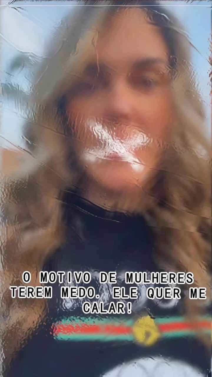 ギャビ・ガルシアのインスタグラム：「Chega! 2 anos e meio sofrendo! Conseguimos As protetivas junto com Ministério Público e com a justiça do Brasil durante muito tempo e com muita luta pra provar a verdade. É por isso que muitas pessoas sofrem e morrem, as vítimas tem vergonha e medo “ medo desses bandidos continuarem seus crimes eu não posso explixar em palvaras monha dor e esses dois anos não iram voltar, deixamos de ser “humanos” e passamos a ser números e estatísticas . ontem em menos de 3h00 esses bandidos Bruno e Hellen conseguiram assinatura de uma juíza (mulher) para que eu não pudesse mais falar . Fazer esse post aqui agora pode me custar muito mais quando a gente está do lado da verdade nada faz que a gente pare uma luta. oque o Bruno não não sabia é que ele estava me treinando pra hora da luta ,toda minha carreira eu sempre gostei do treino eu sofria no treino e chorava mas quando chegava a hora da luta era fácil olhar pra minha adversária e pensar eu treinei mais que você eu sofri mais que você eu mereço isso .mais uma vez o jiu jitsu me ensina que o medo é uma mentira que nós criamos, alguém precisa encarar o medo e eu vou ser essa pessoa. Hoje eu entendo as pessoas que sofreram e não tem a coragem de denunciar pois a vítima acaba achando que ela é culpada por tudo isso e achando que tudo aconteceu por um erro dela enquanto na verdade o abusador transformar a nossa mente faz a gente acreditar que tudo é nossa culpa. Não existe dinheiro no mundo que pague os danos que ele me causou ver meus pais sofrendo no Brasil as pessoas me olhando e falando não desiste Gabi, mas dói e imagina sofrer em outro país, mas ele me deixou assim pronta para o momento em que eu fiz o post e tendo que passar sozinha por cima do meu medo. quando a gente está do lado da verdade a gente não pode desistir e hoje é uma decisão novamente sozinha que eu vou não ficar calada e sofrer a consequência é porque eu sei que só se vai para uma guerra preparado, BRUNO NUNCA COLOCOU SEU ROSTO AQUI! (‘Medo) a parceira dele wue se diz cristã recebeu um vídeo meu chorando e pedindo pra ele parar, ela ignorou e estava no meu casamento ! eu não vou me calar eu não vou parar ia lutar junto com a @bella_borges (continua)」