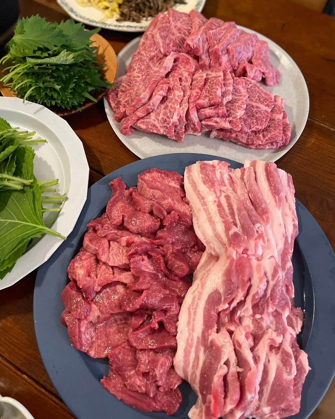 鳳山えりさんのインスタグラム写真 - (鳳山えりInstagram)「お家焼肉🏠  武蔵小山のアンガ食品のキムチやホルモンが美味しすぎる‼️  さっぱり甘いキムチはサラダみたい☺️  千枚刺しも最高😆  これから焼肉はお家焼肉で😁  牛肉はオーケーで購入😁  @tomoko_63  @kaori_nishizawa0213   楽しすぎた😁  #アンガ食品 #お家焼肉 #焼肉パーティー」6月5日 7時14分 - eri_toriyama
