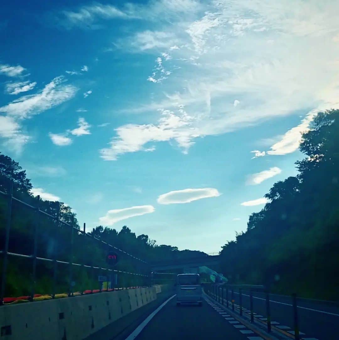 松本隆博のインスタグラム：「。⁡ ⁡昨日みた、なんだか変な雲……⁡ ⁡なんだこれ(　˙▿˙　)？⁡⁡ ⁡鳴門金時食べたくなるやんけ。⁡ ⁡‪(´•ᴗ• ก )‬՞ ՞⁡ ⁡還暦少年 松本隆博 ⁡」