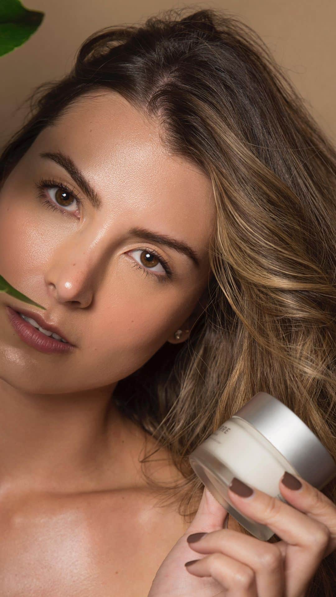ステファニア・フェルナンデスのインスタグラム：「¡Que emoción! Ya es una REALIDAD 🥂  los NUEVOS PRODUCTOS de mi marca @ammaterreskin ya están por salir a la luz 👇🏻  Suscríbete para que te enteres de todo y disfrutes de los descuentos : www.ammaterre.com   Ammaterre nació en el 2018 con un el propósito de brindarle salud y bienestar a la comunidad que cultiva su cuerpo, alma y espíritu.   Hoy se hace realidad otro sueño NUEVOS PRODUCTOS 💥   GRACIAS a los que siempre me han apoyado en este camino.」