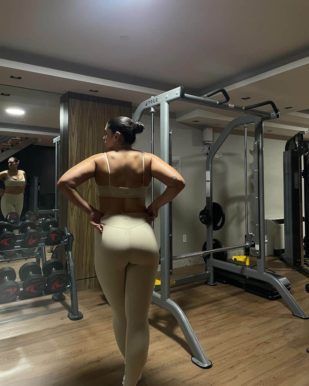 La'Tecia Thomasのインスタグラム：「Lower body work 🥹 Save for later ❤️‍🔥  Before I share each movement with you all below Id like to share some of my thoughts I had on todays treadmill Walkie walk 🚶‍♀️ I’m so grateful that I am able, able to move my body, I am the youngest I will be and i can do anything with my body that i put my mind to. I love moving my body, I love training and I love building strength. I am the happiest when I’m training in which ever way my body allows 🫶  if u read this far, thankyou for taking time from your day to read this 🤍🥲  1. Banded side taps w a squat. I try to keep myself low when I do the taps to keep resistance. 3 sets, count for 15 squats.  2. Banded pulse squats. I don’t go all the way up to maintain tension thought the entire movement. 4 sets, 10-12 reps  3. Squat press. 4 sets 10-12 reps  4. Hinged squat. 3 sets 8-10 reps  5. DB deadlifts. 3 sets, 8-10 reps 6. Slightly elevated reverse lunge 3 sets, 10-12 reps   Let me know how this workout is for you if you try it 🫶」