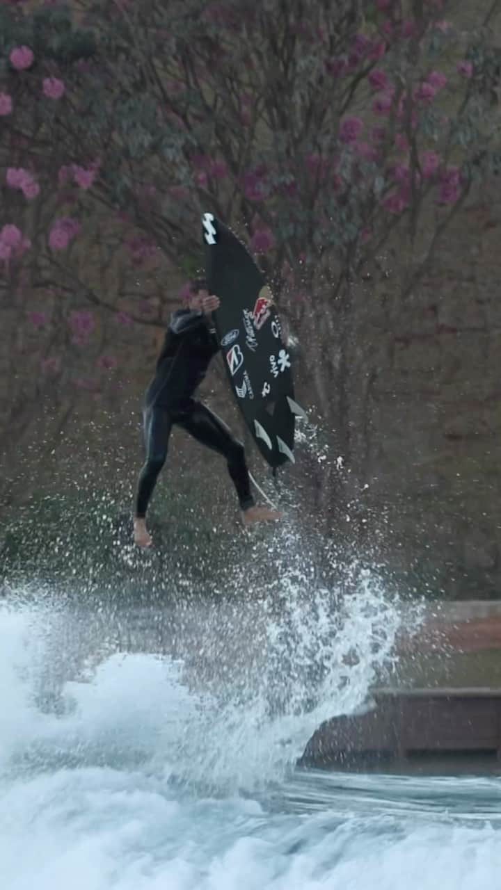 イタロ・フェレイラのインスタグラム：「Brinca e se diverte 😋 #surf」